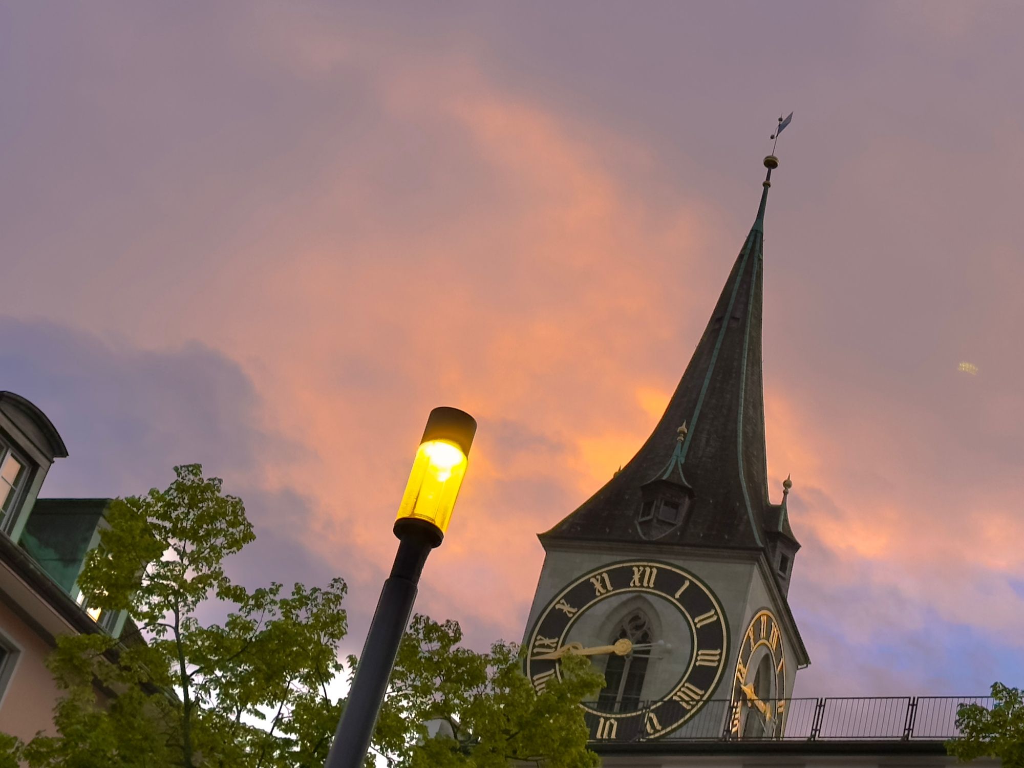 야경: 인상적인 취리히 시내 전경과 눈에 띄는 교회의 탑과 분위기 있는 하늘