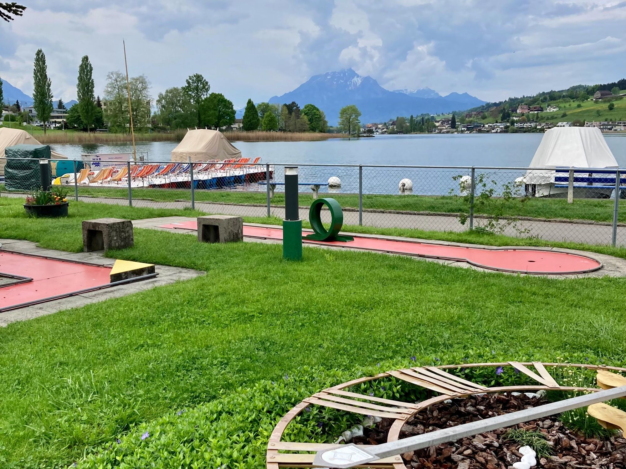 美しいフィルヴァルト湖の背景にあるキュスナハトのミニゴルフ場。