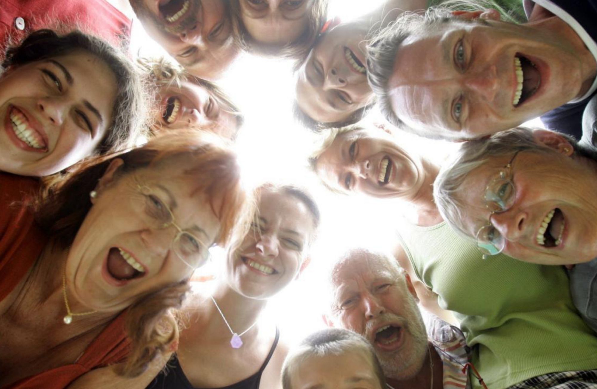 Seminar Tawa: orang-orang yang tersenyum dalam kelompok selama seminar, riang dan santai