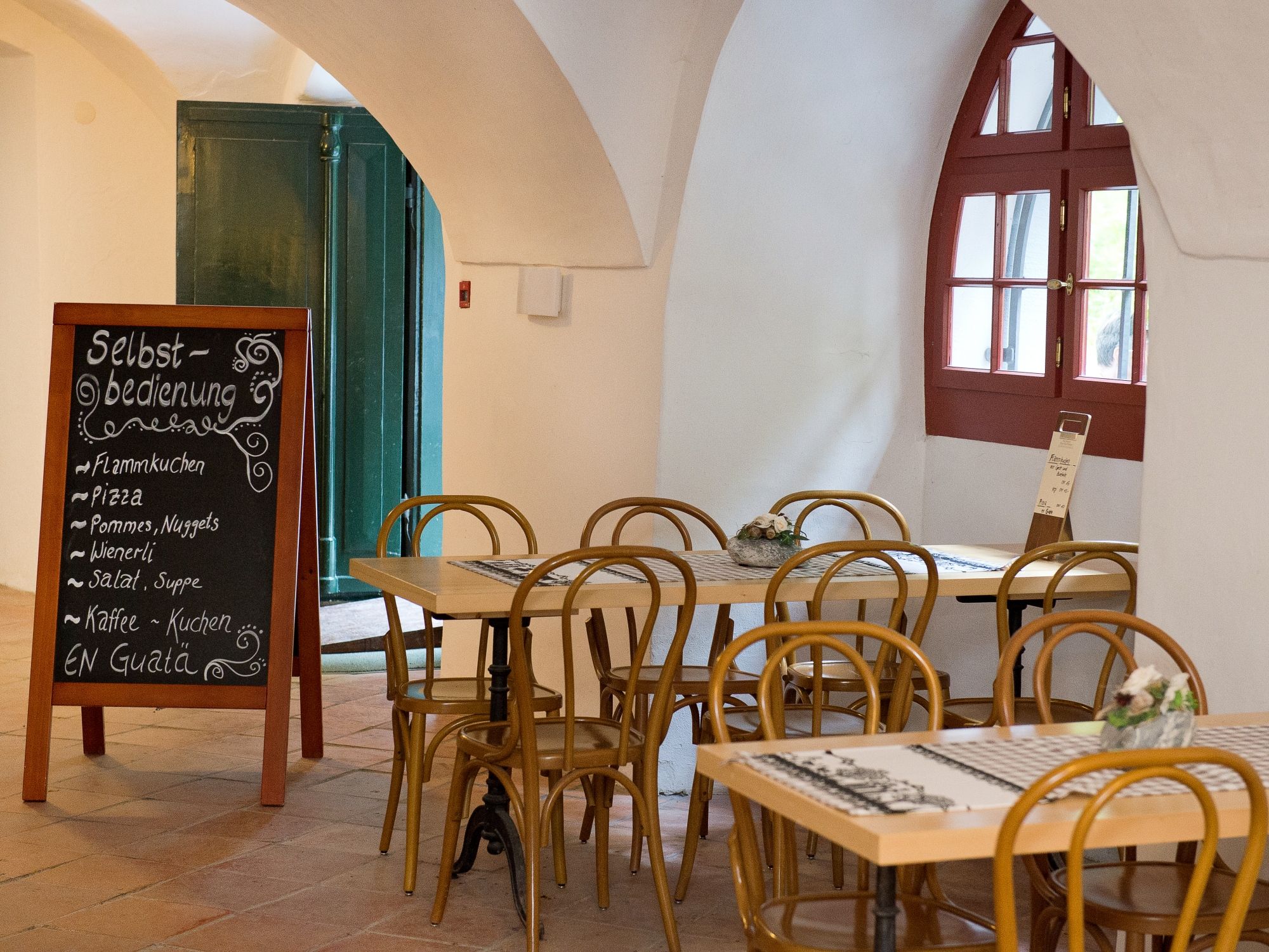 Altes Bad Pfäfers: Espaço interno acolhedor de um restaurante self-service com um toque rústico.