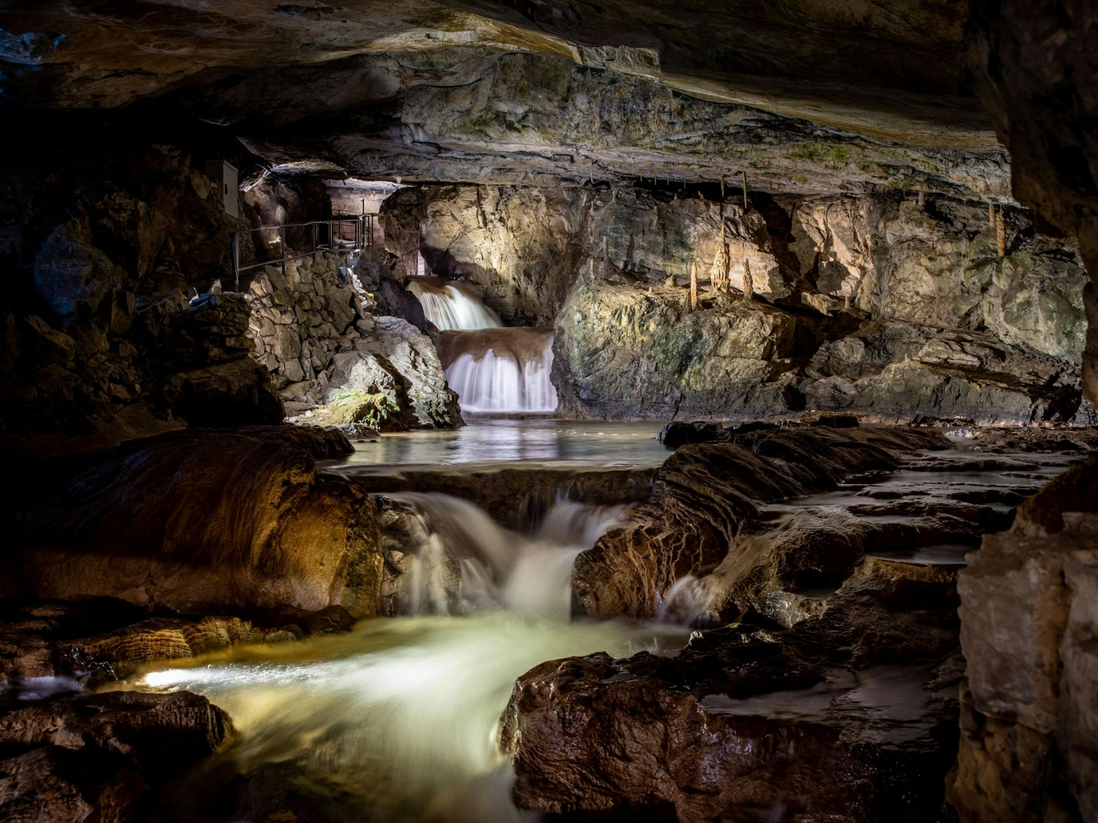 Jaskinia Beatus: fascynująca wycieczka po unikalnej naturze z wodospadami i skałami.