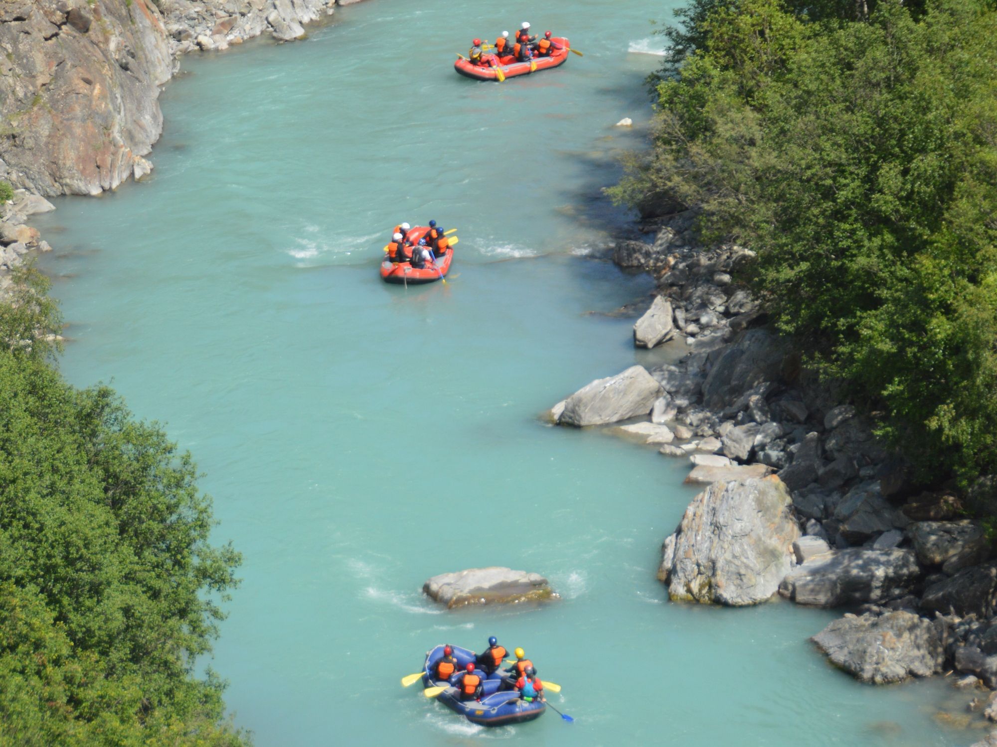 Rafting keluarga: Nikmati pengalaman arung jeram yang mendebarkan di air jernih bersama rakan dan keluarga