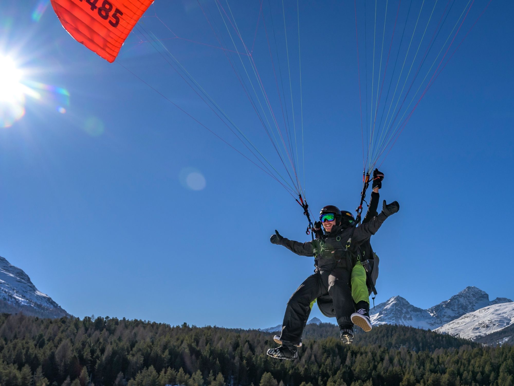 Paragliding in Samedan: Erlebe den Tandemflug über die traumhafte Berglandschaft.