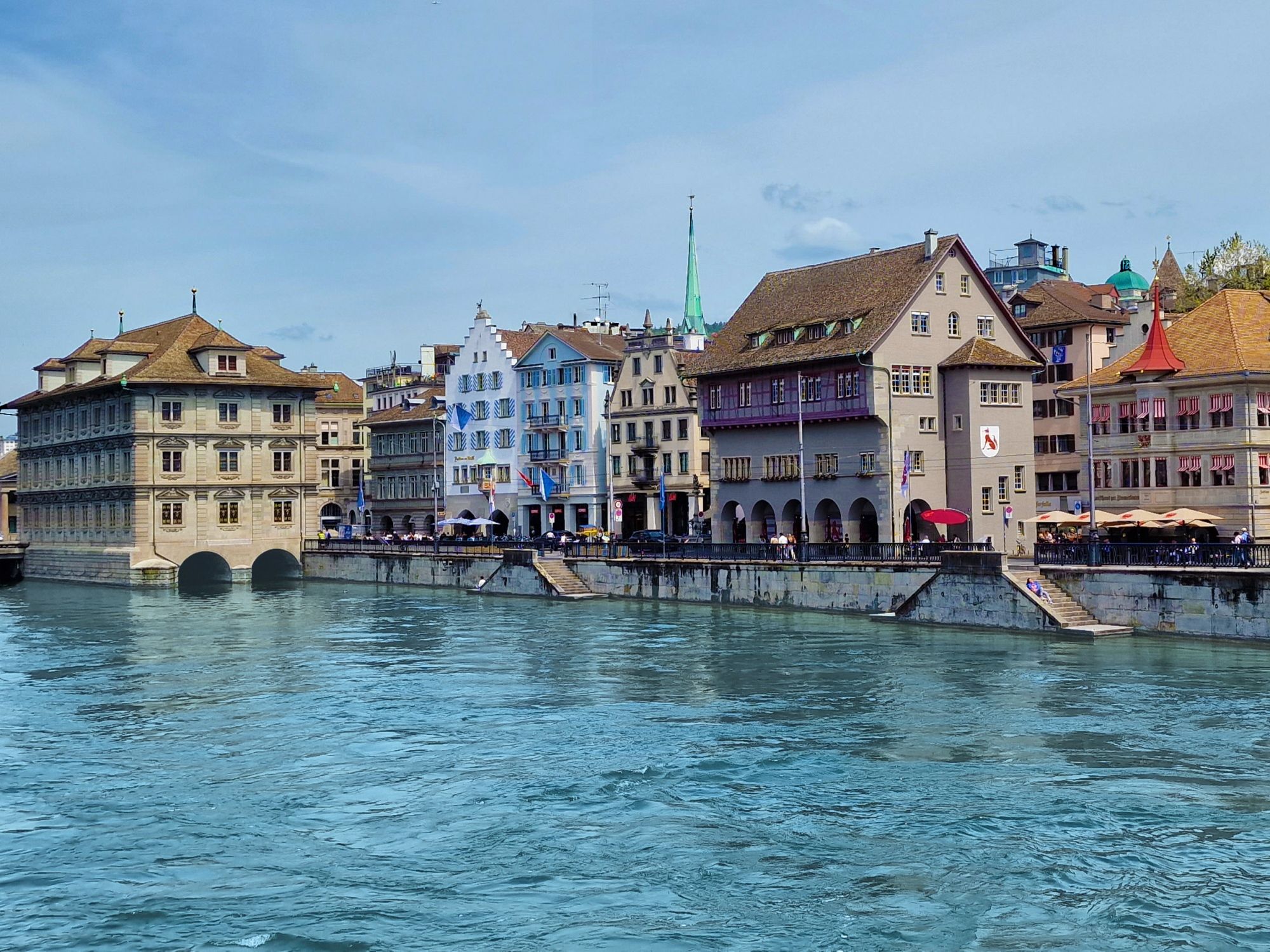 Limmat: schöner Blick auf die Stadt Zurich mit historischen Gebäuden und Umgebung.