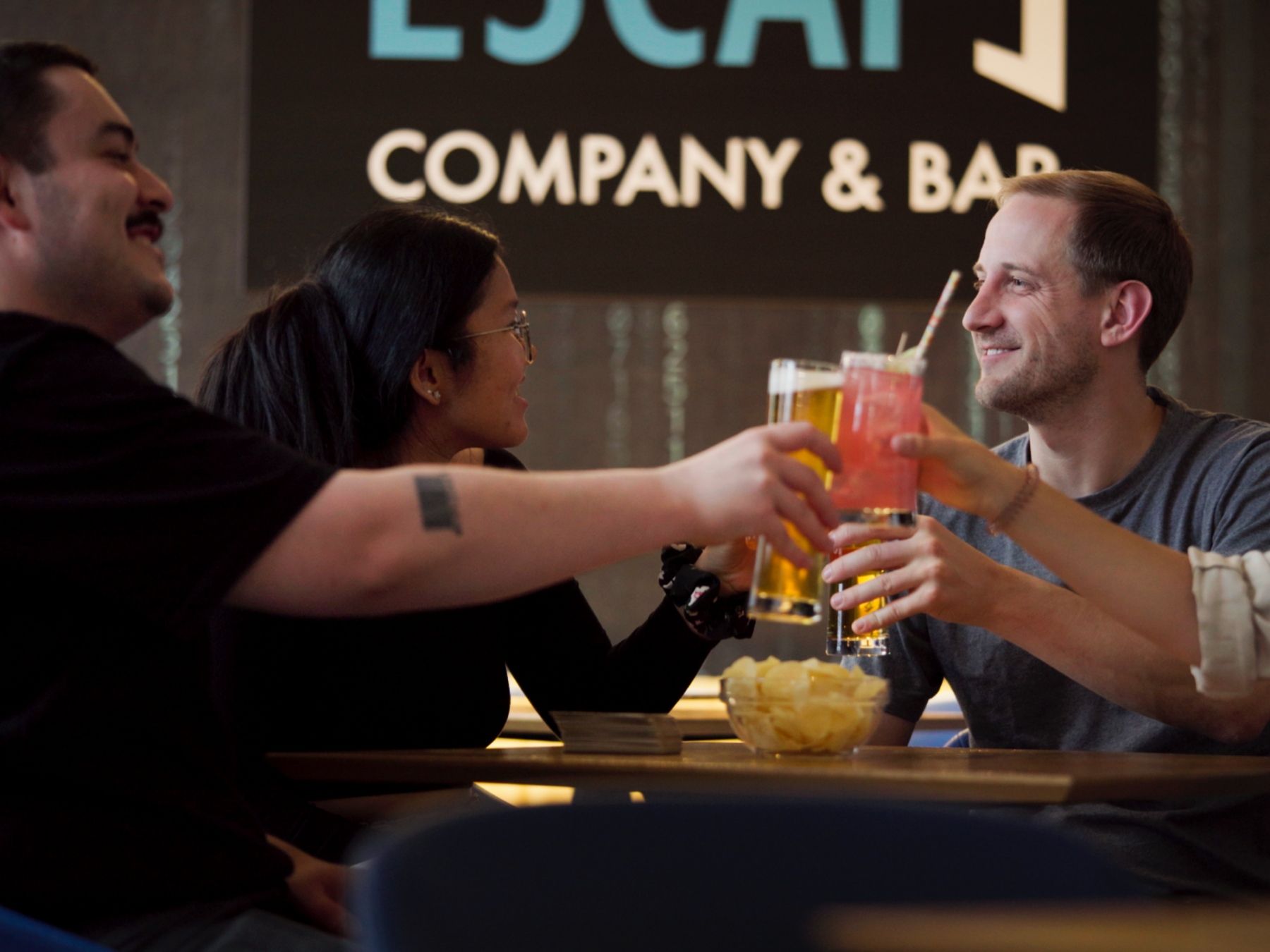 エスケープゲーム：友達と一緒に飲み物とスナックでスリリングな冒険を楽しもう。