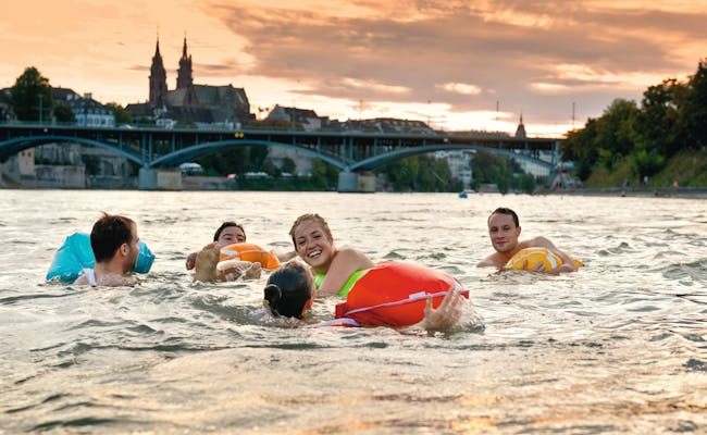 Înotul în Rin la Basel, o activitate revigorantă de vară alături de prieteni în Rin.