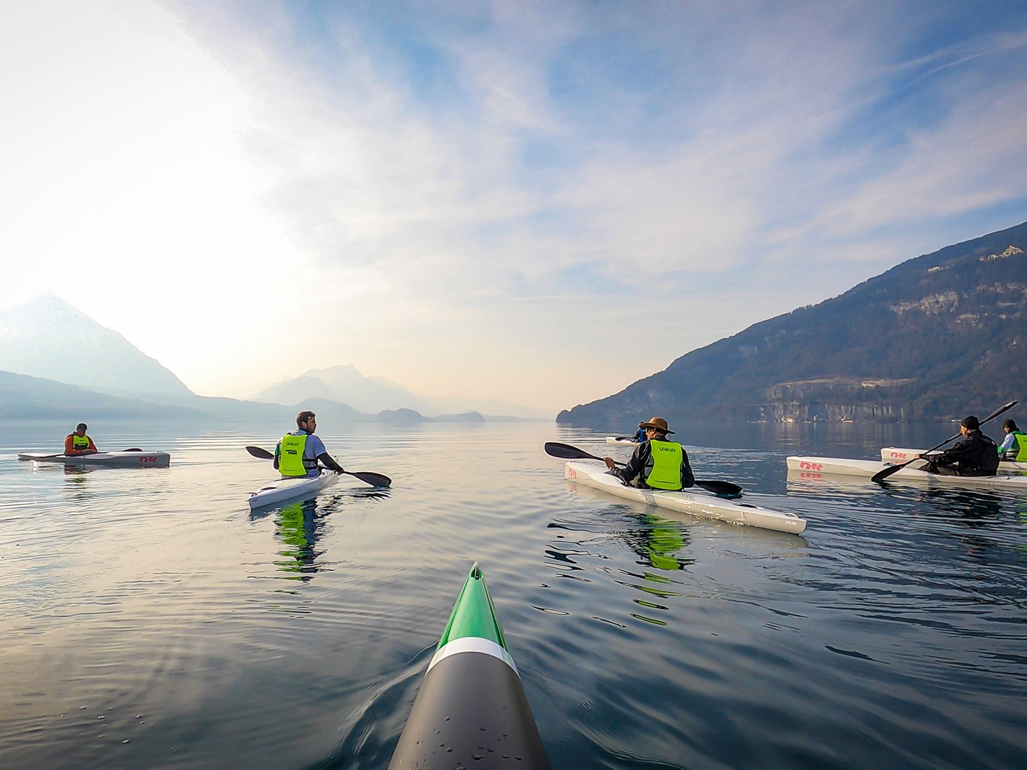 Surfski Basiskurs: Erlebe paddeln am Thunersee mit Freunden im Sommer.