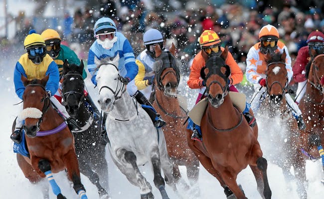 Snow Polo Cup: konie w pełnym galopie w śniegu, imponujący jeźdźcy w kolorowych strojach, wydarzenie zimowe.