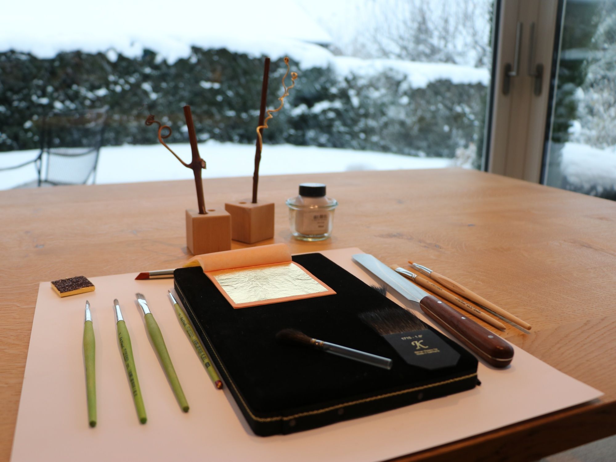 葡萄酒之旅：桌上的艺术材料与冬季风景，雪中的创意活动。