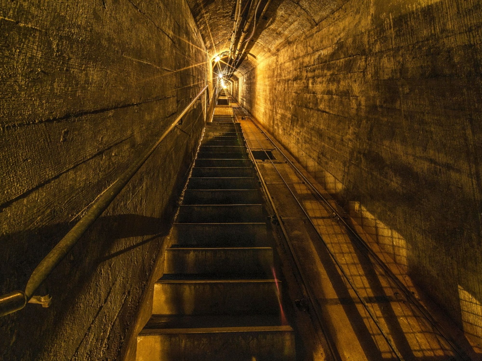 Stollen Metro : Tunnel souterrain du Metro San Gottardo avec une architecture impressionnante.