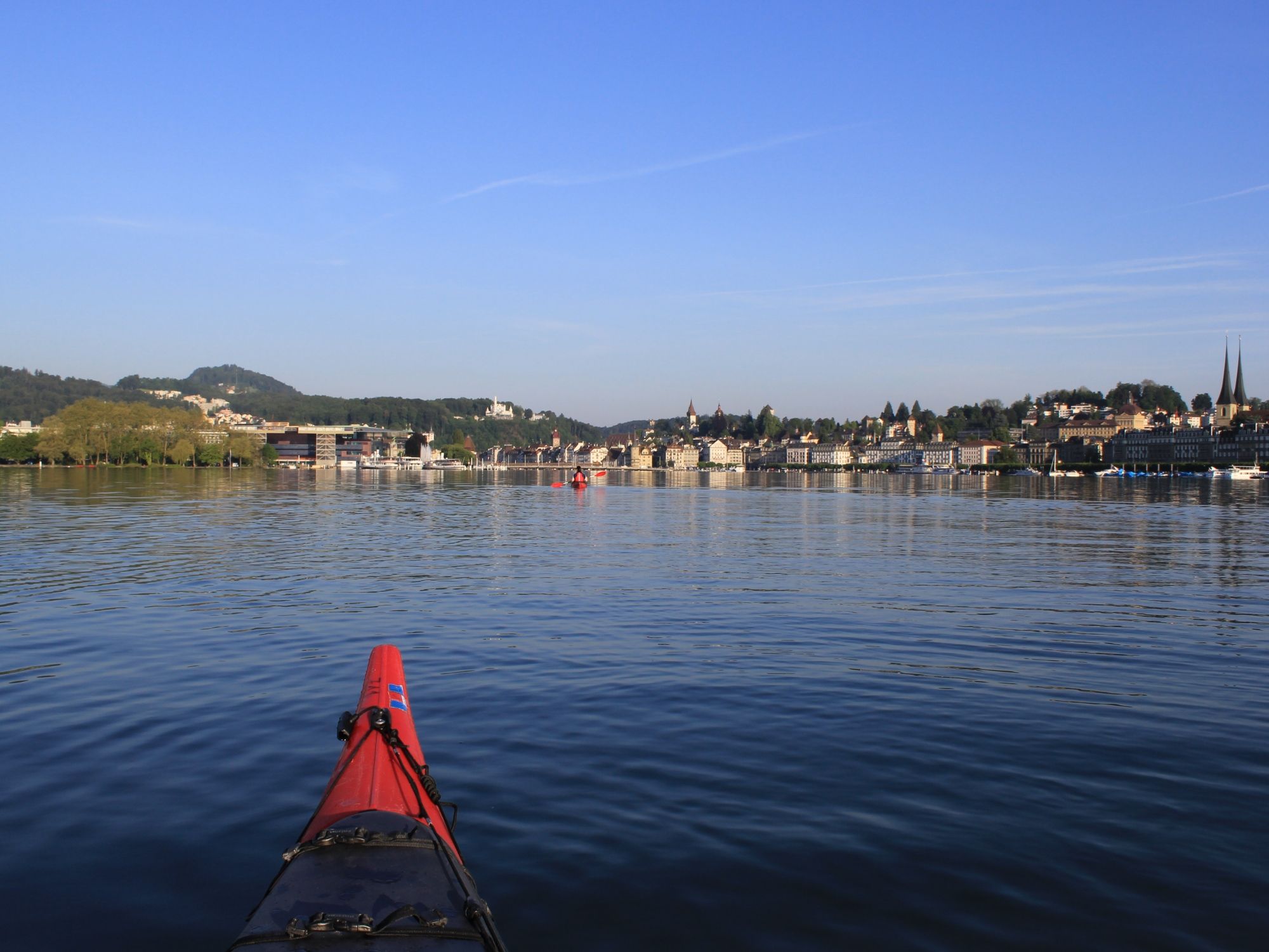 Kayak Tour: Kayaks on Lake Lucerne with a view of Lucerne and the surrounding nature.