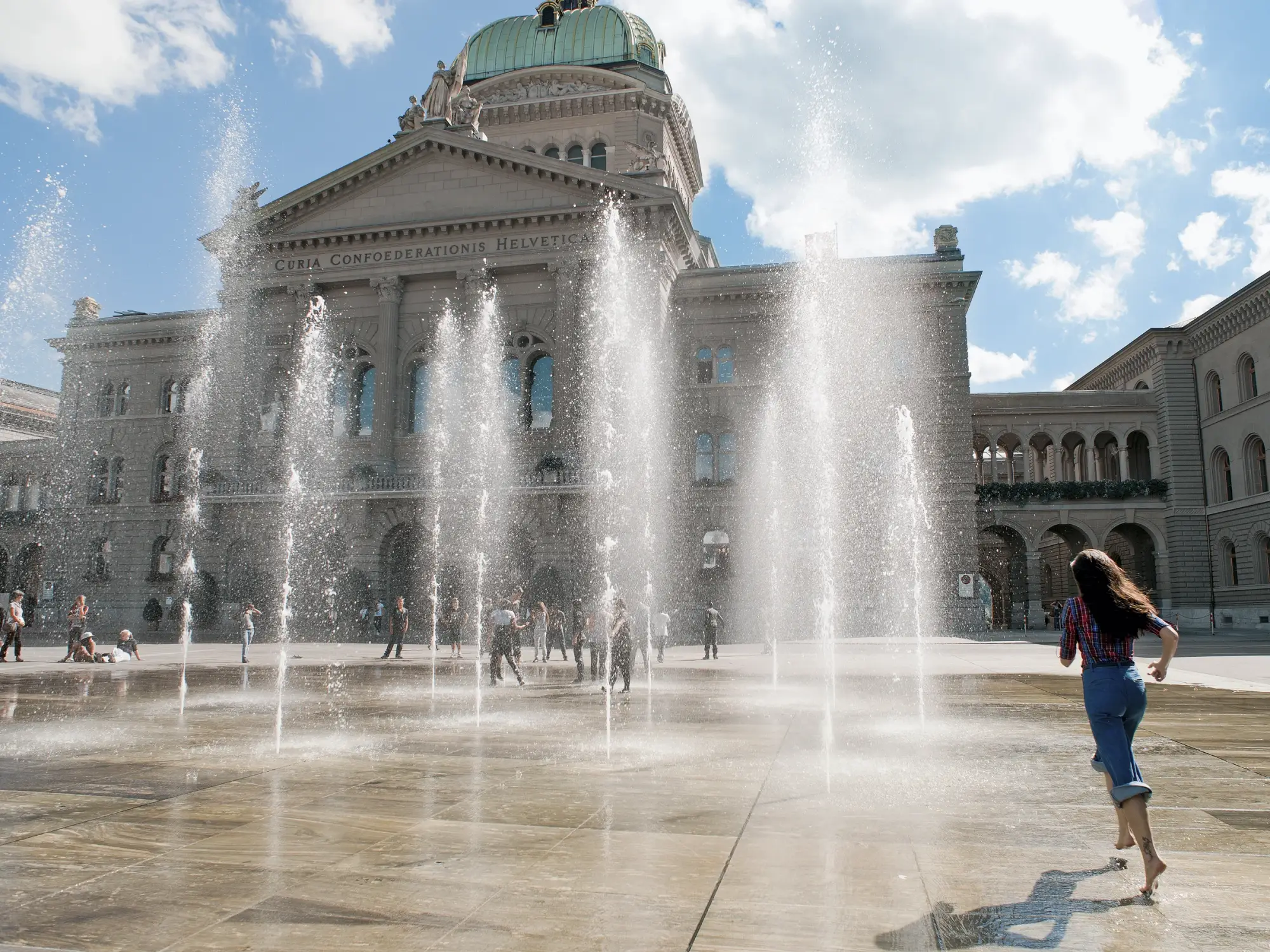 Palazzo federale di Berna con gioco d'acqua, ideale per gite in famiglia in città. Scopri cultura e storia.