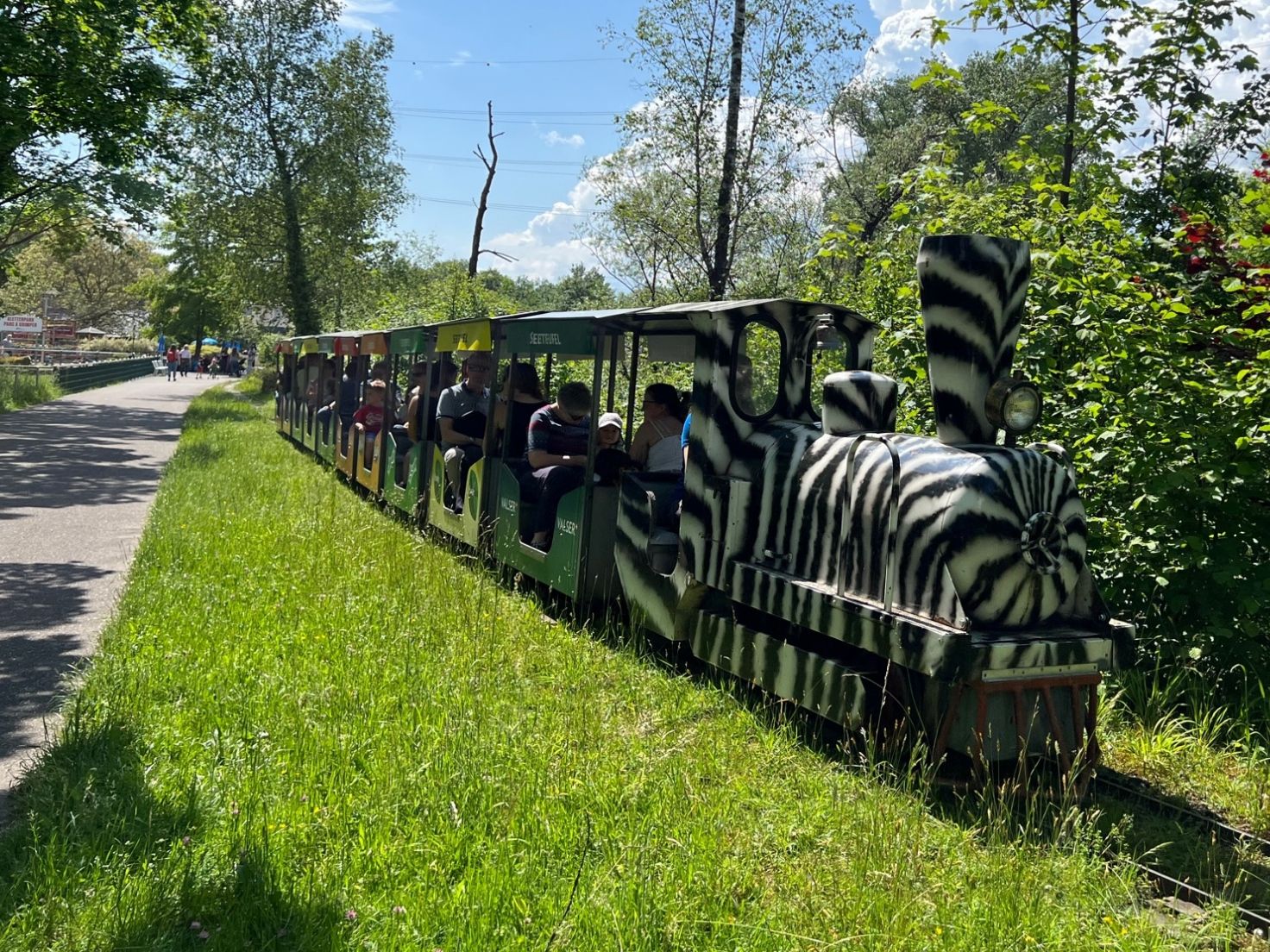 Zeedemon: Zoobeelding met blije bezoekers in de natuur.