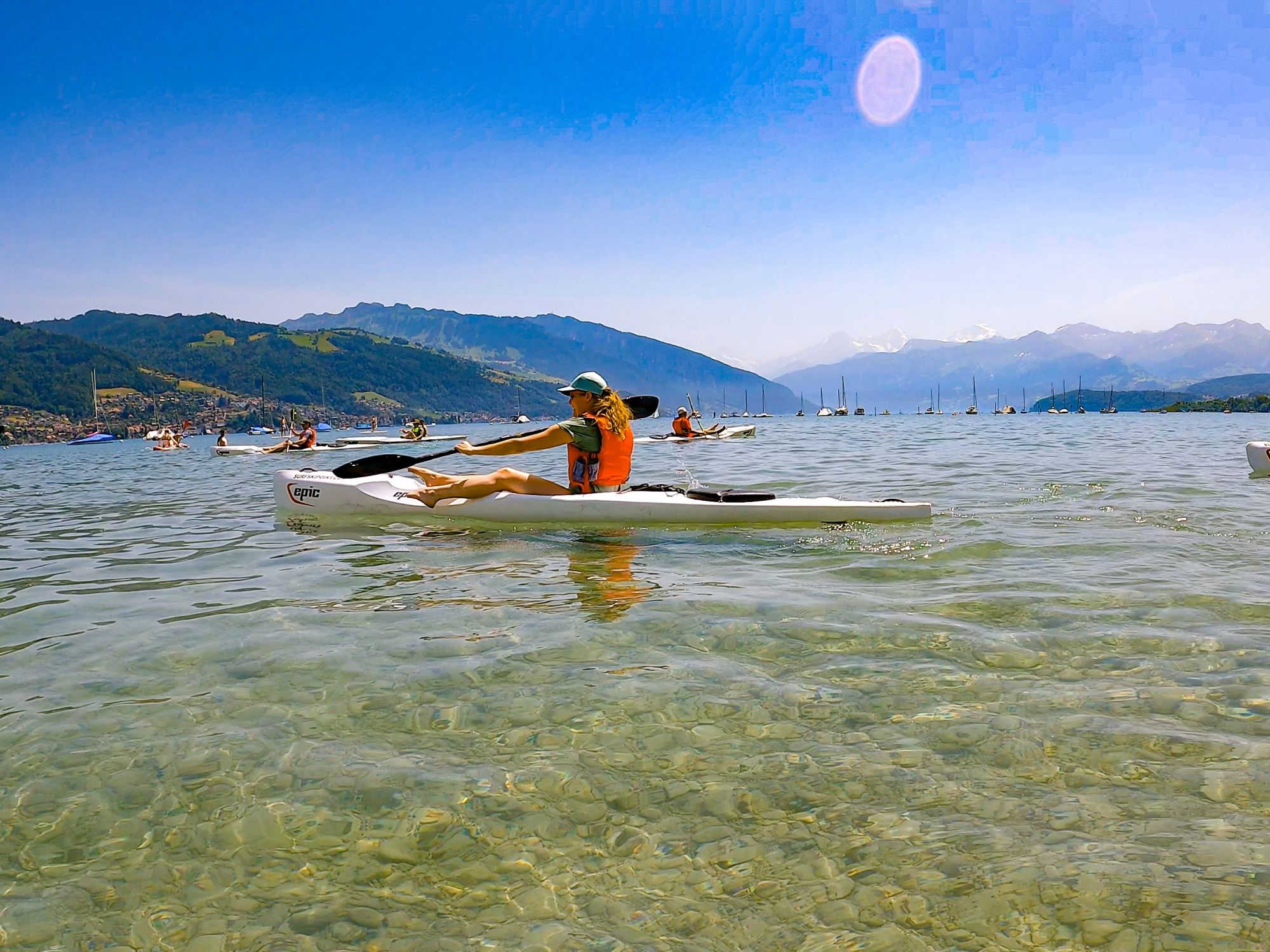 Lago di Thun: Corso introduttivo di kayak, acqua cristallina, sport acquatici, attività estiva.