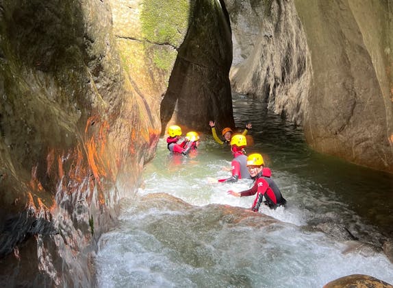 Canyoning în Pissot: Distracție în apă, activitate de grup în chei în timpul verii.