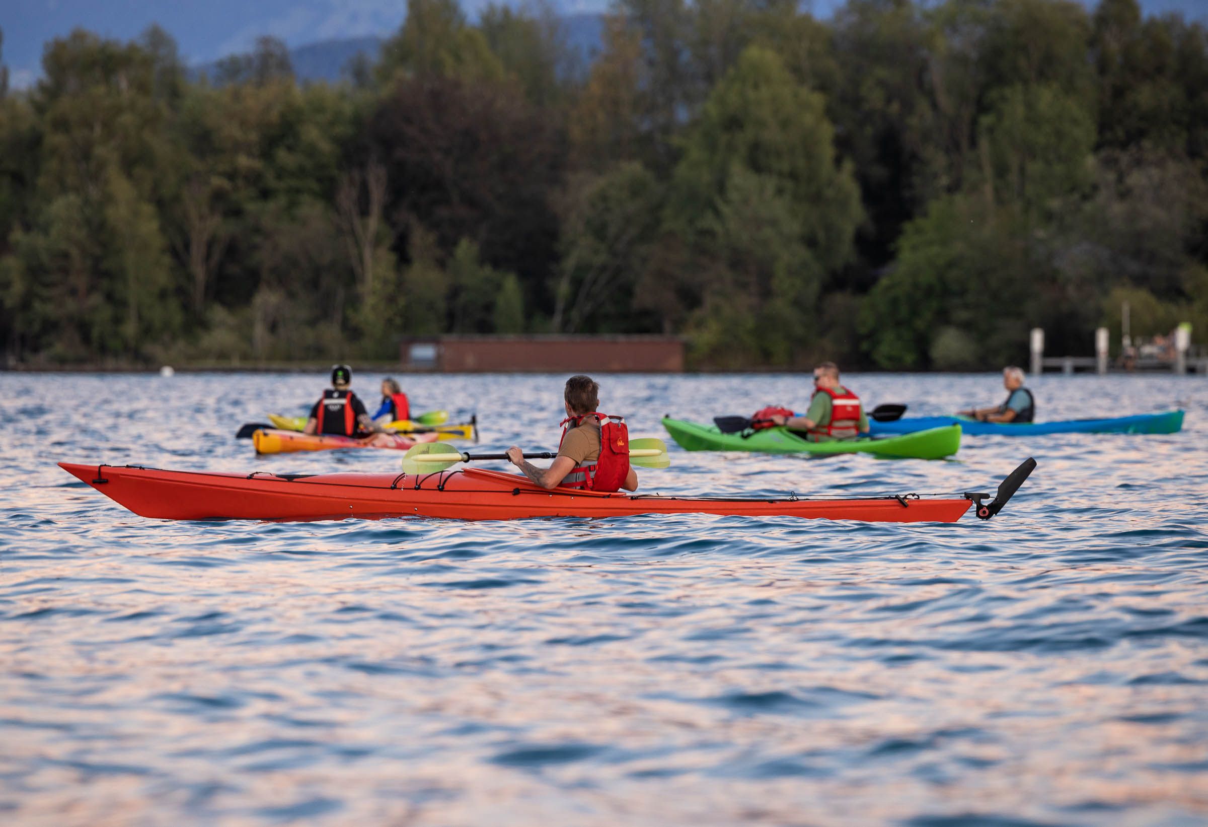 استئجار الكياك: استمتع باستئجار عدة كياكات على بحيرة ثون وخوض جولات مريحة.