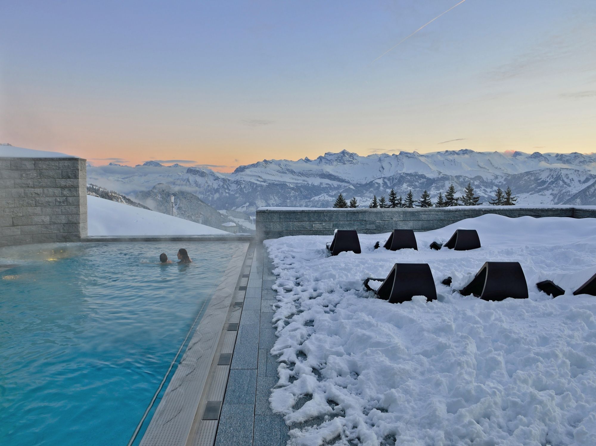 Mineralbad: Koppla av i snötäckta Rigi Kaltbad med utsikt över orörda berg.