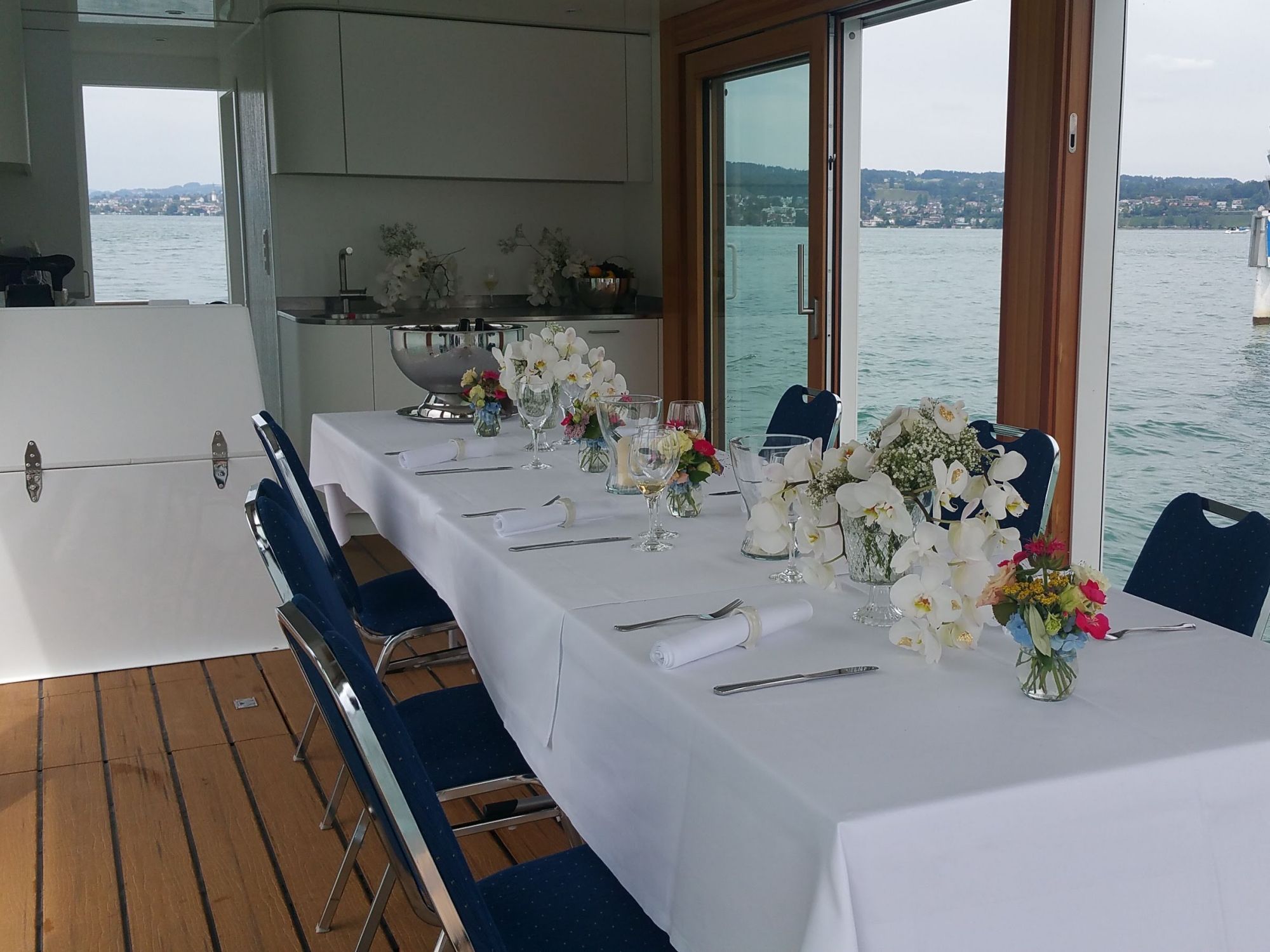 इवेंटफ्लॉस: जर्मन-स्विस से प्रेरित, शानदार फूलों के साथ टेबल, स्विट्ज़रलैंड के जूरिख़ झील में विशेष अवसरों के लिए