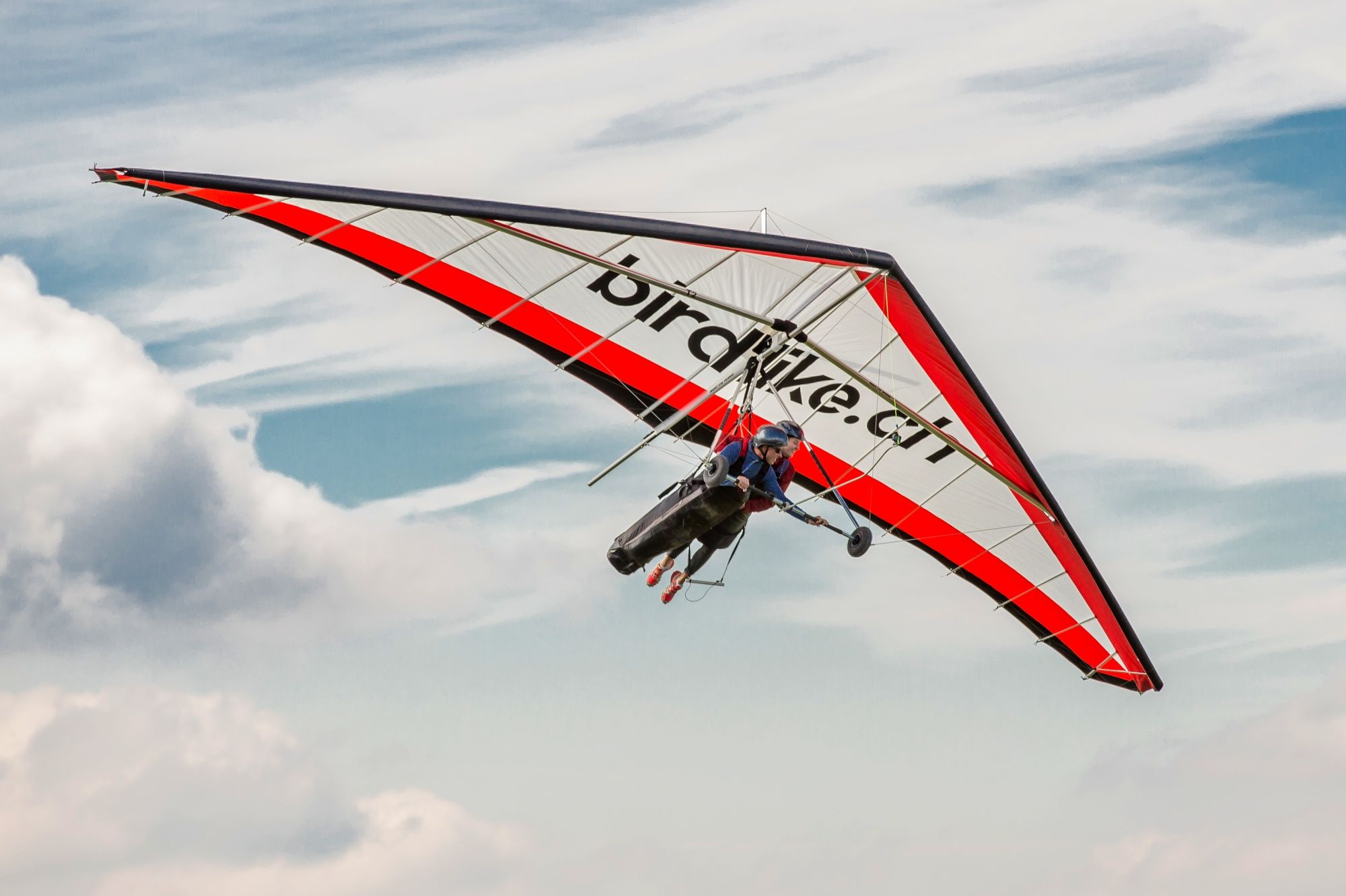 夏に息をのむような風景の上をデルタフライで飛ぶ、冒険やグループ活動に最適です。