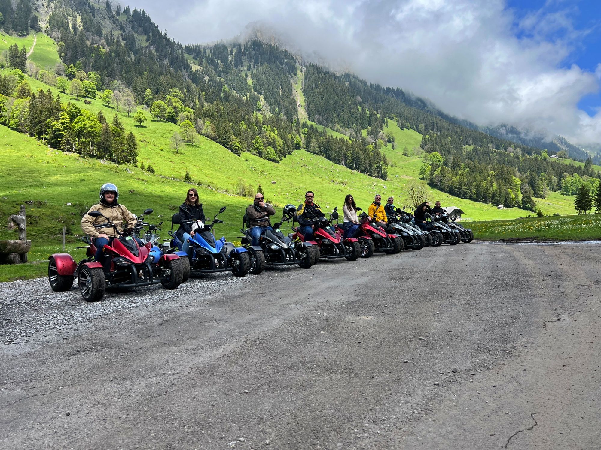 Tur perjalanan empat hari di Interlaken dengan pemandangan menakjubkan dan berbagai kelompok yang melakukan kegiatan.