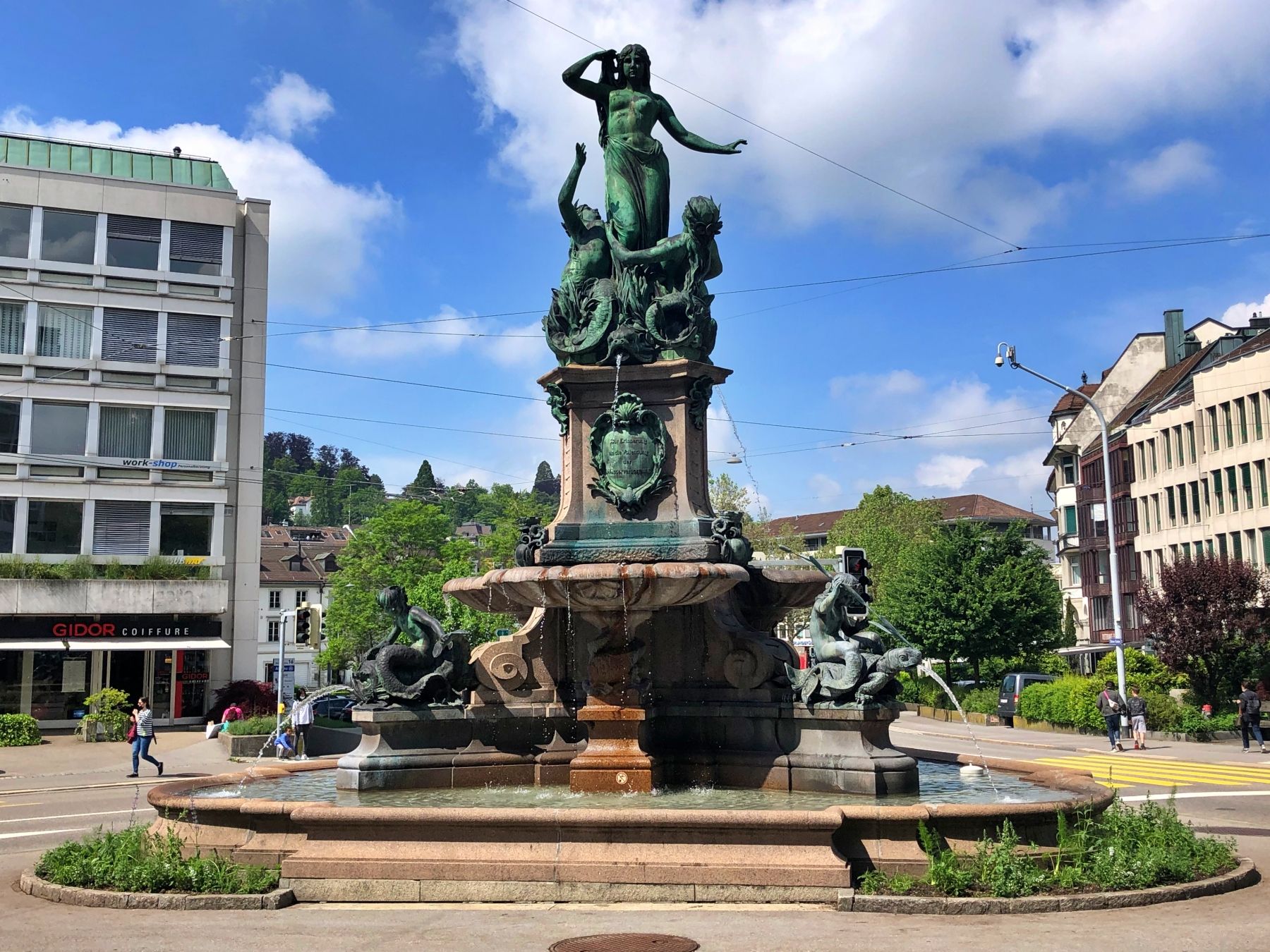 Perigi di Freiburg dengan air minum, dikelilingi oleh pokok-pokok.