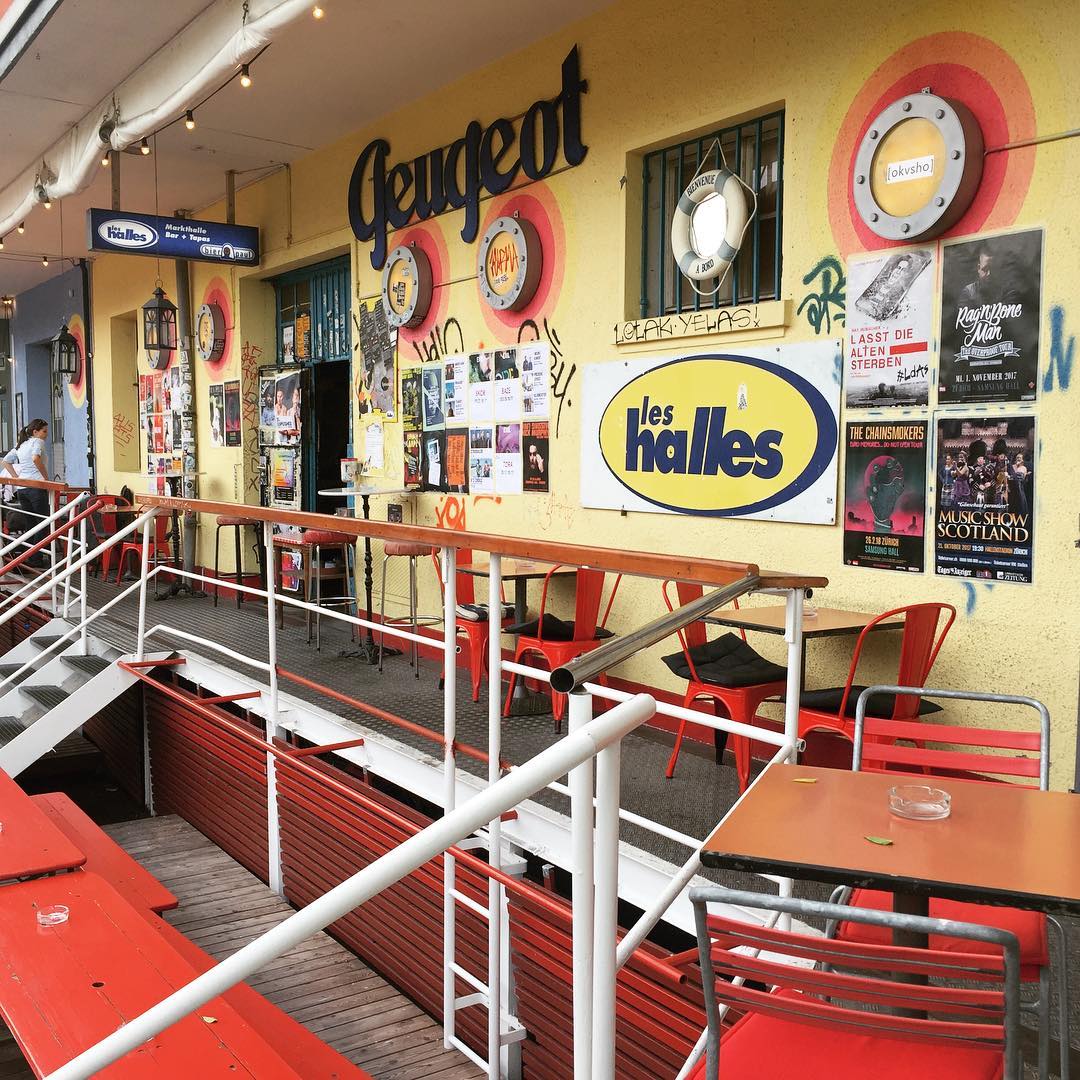 Les Halles Zürich dengan meja dan kerusi dalam industri makanan, poster di dinding