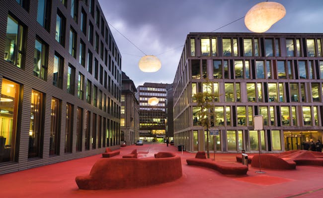 St. Gallen Place Rouge avec une architecture moderne, des couleurs vives et une ambiance chaleureuse.