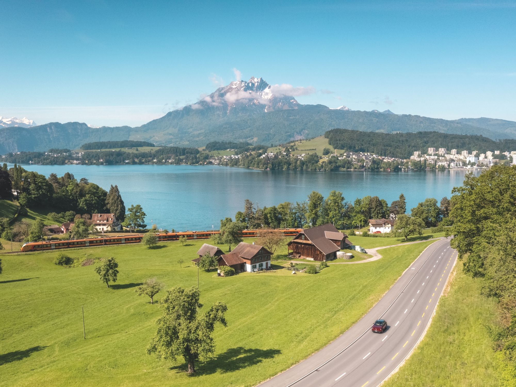 Lago di Lucerna con Pilatus, sponda verde e strada