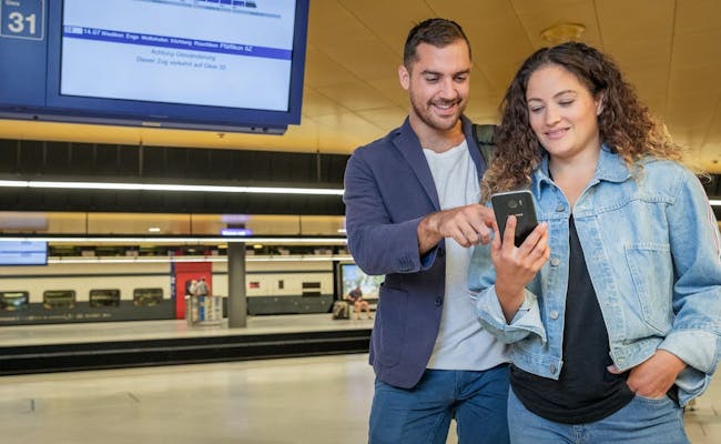 Billet de zone gare : personnes achetant un billet à la gare