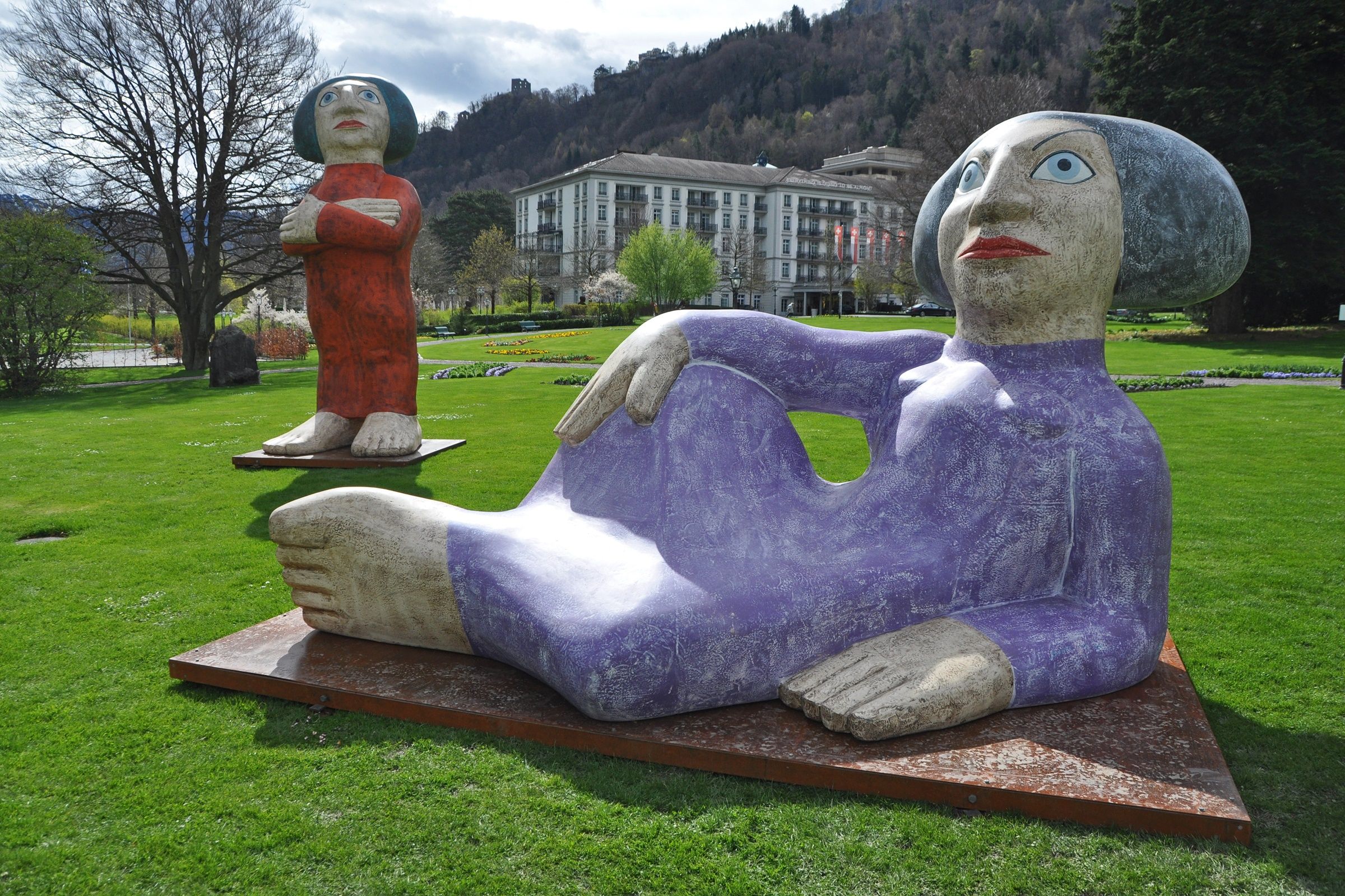 Bad Ragartz: impressive sculptures of the art exhibition in the green surrounded by nature.