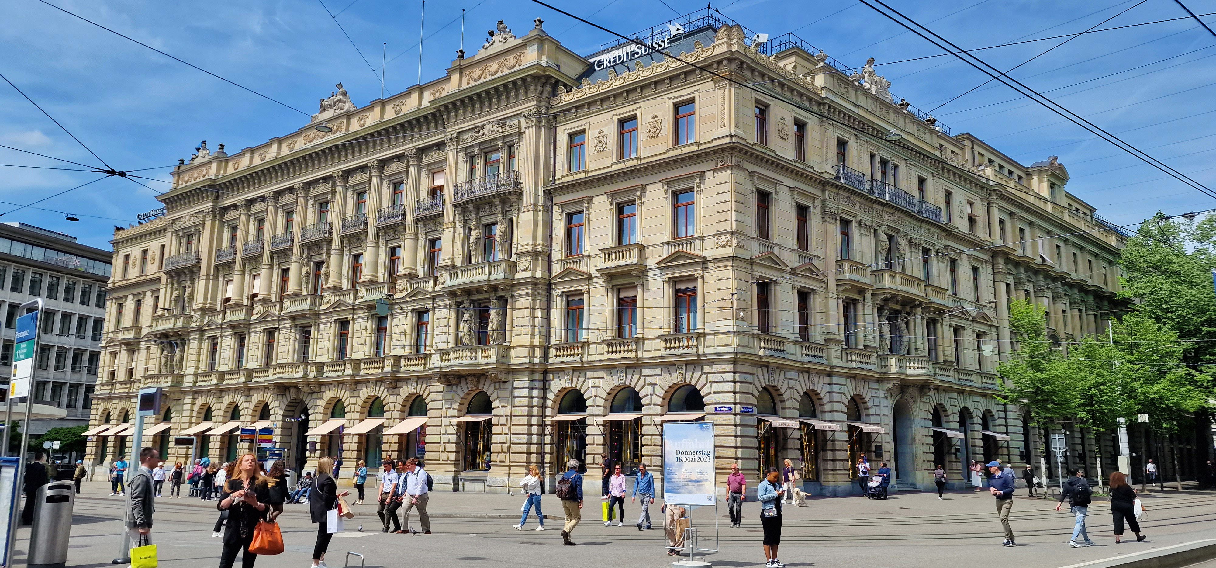 취리히 시내 투어: 취리히 도심의 역사적인 건물과 행인들.