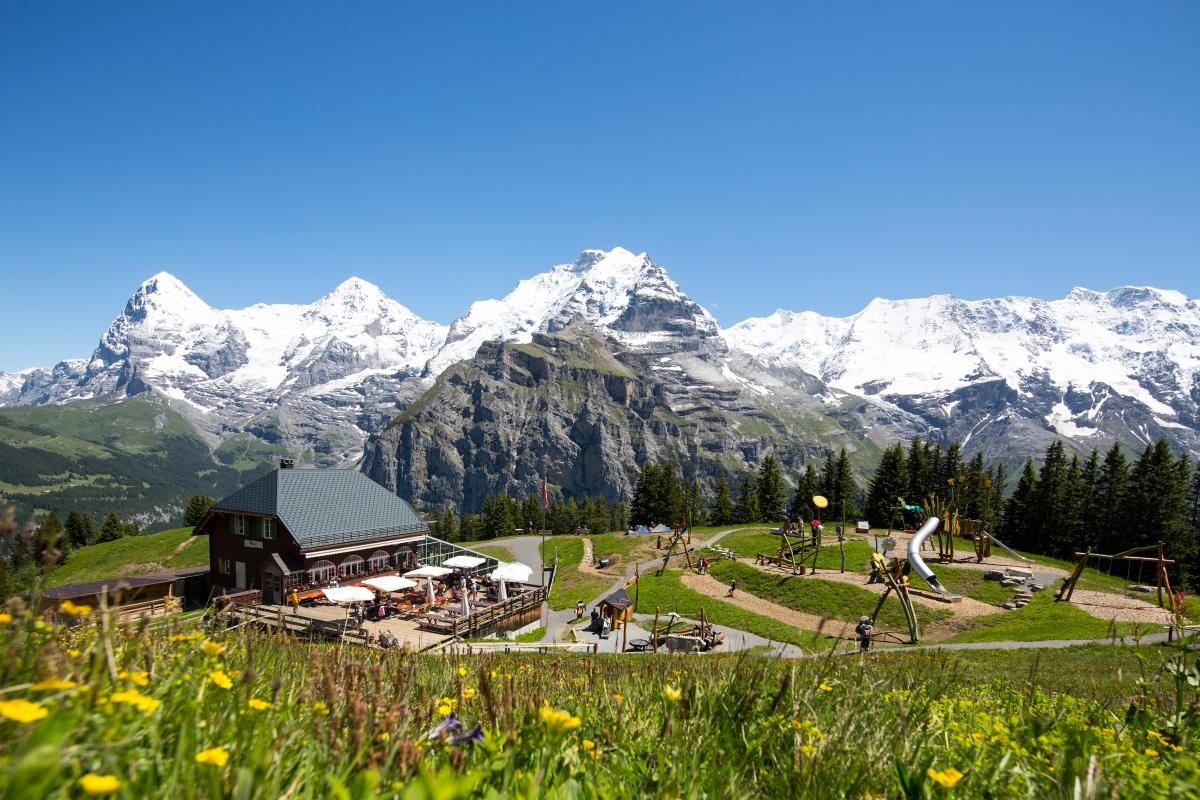 Allmendhubel: atemberaubender Blick auf die Berge und die Spielwiese für Kinder in Interlaken.