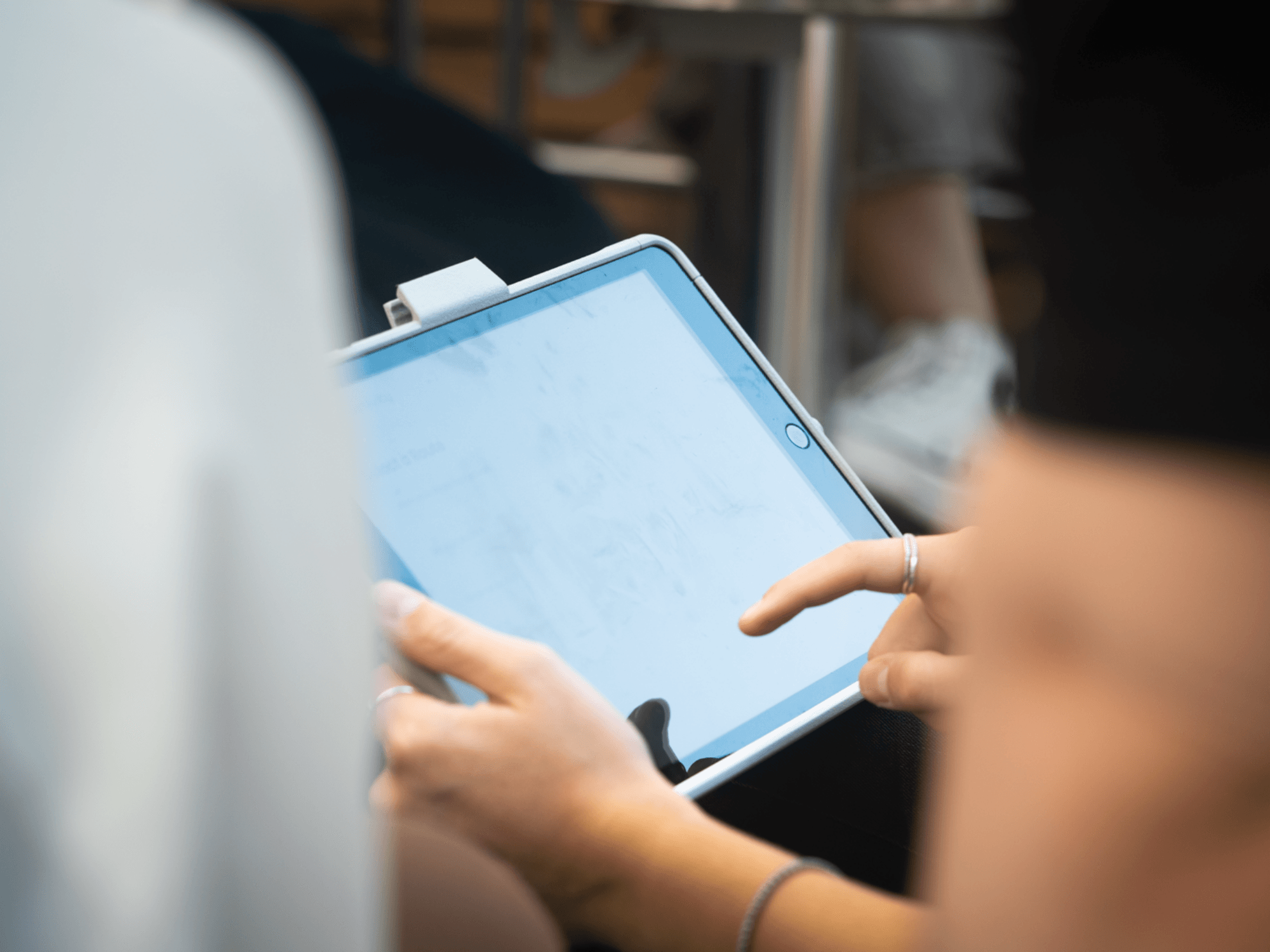 エスケープゲーム：この刺激的な体験でチームと一緒にスリリングな冒険を楽しもう。