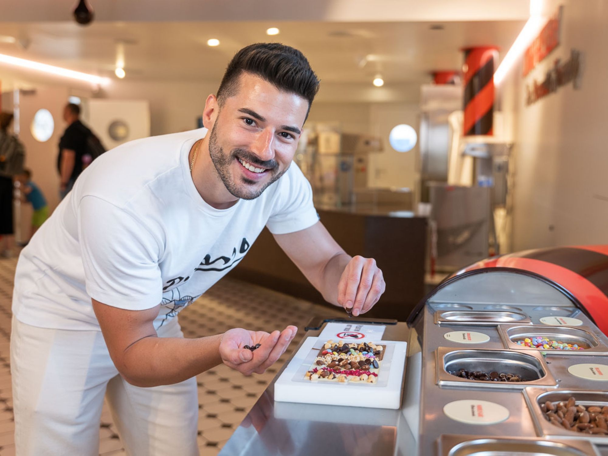 Décorer une tablette : Plaisir créatif au Chocolarium de Flawil avec des ingrédients colorés