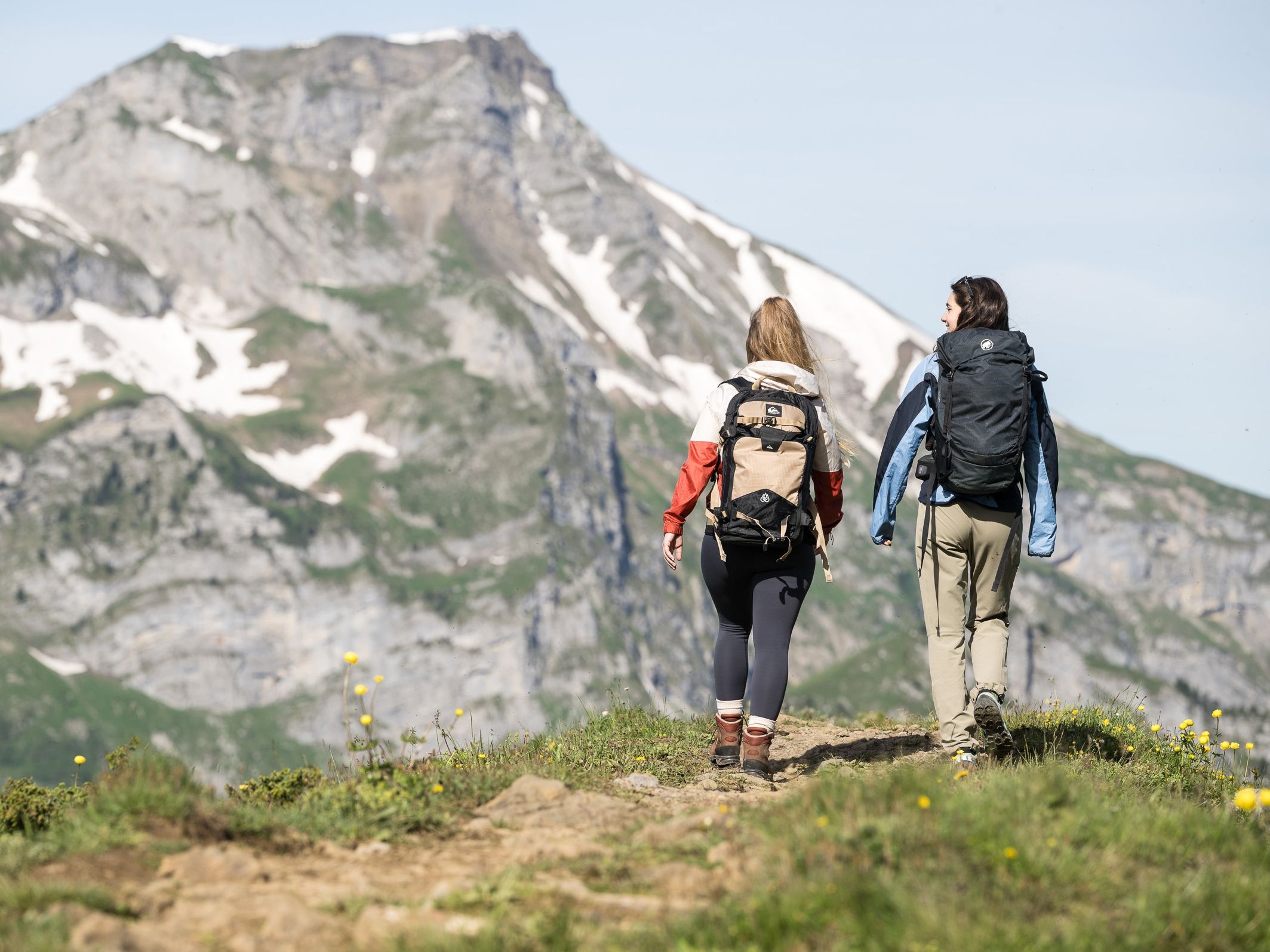 Пешие прогулки в Брунни: исследуйте природу и горы с друзьями в летние месяцы.
