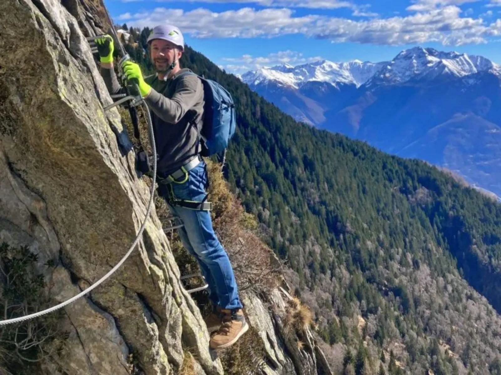Klatresti Tessin: Oplev spændende klatring i klipperne omgivet af smukke bjerge og natur.