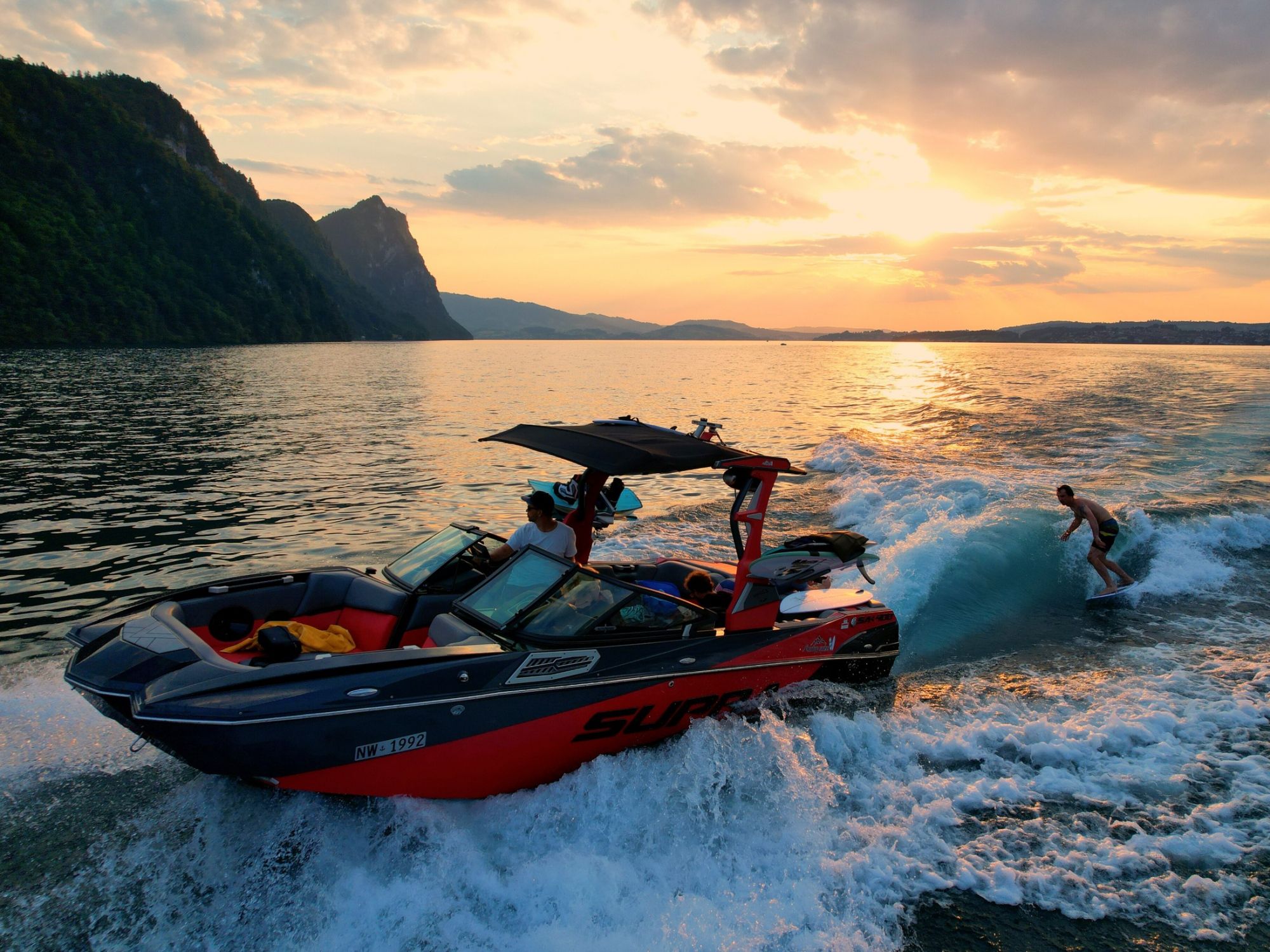 Wakesurf: Boot op het Vierwoudstrekenmeer bij zonsondergang, geschikt voor wateractiviteiten en avontuur.