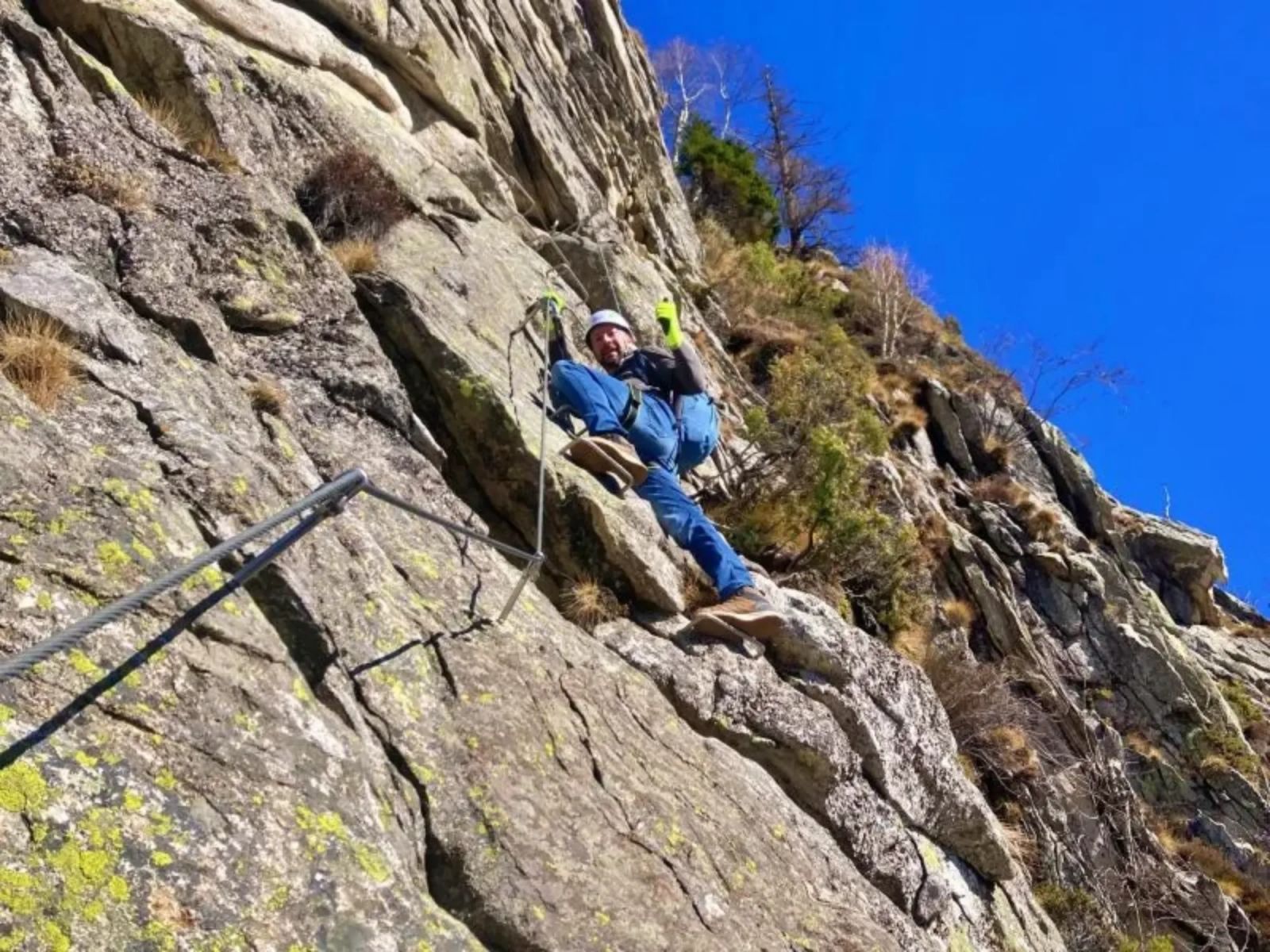 Klatresti Tessin: Klatring i klippen med en fantastisk udsigt over himlen.