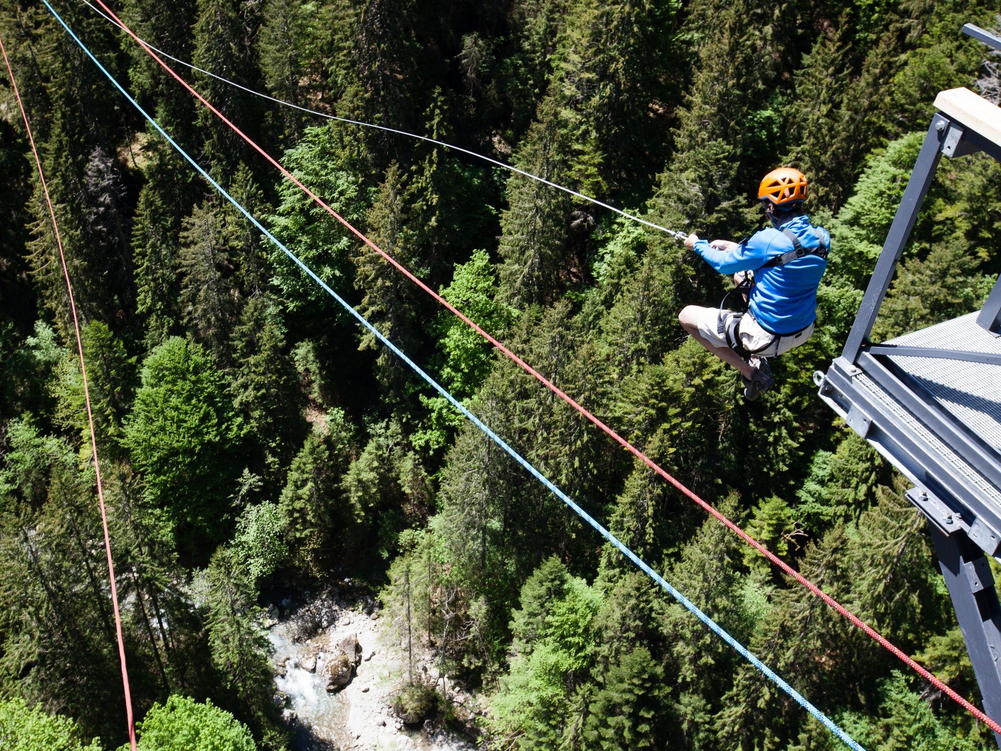 Cañón Swing: Experimenta la emoción de saltar con cuerda sobre árboles y ríos en la naturaleza.