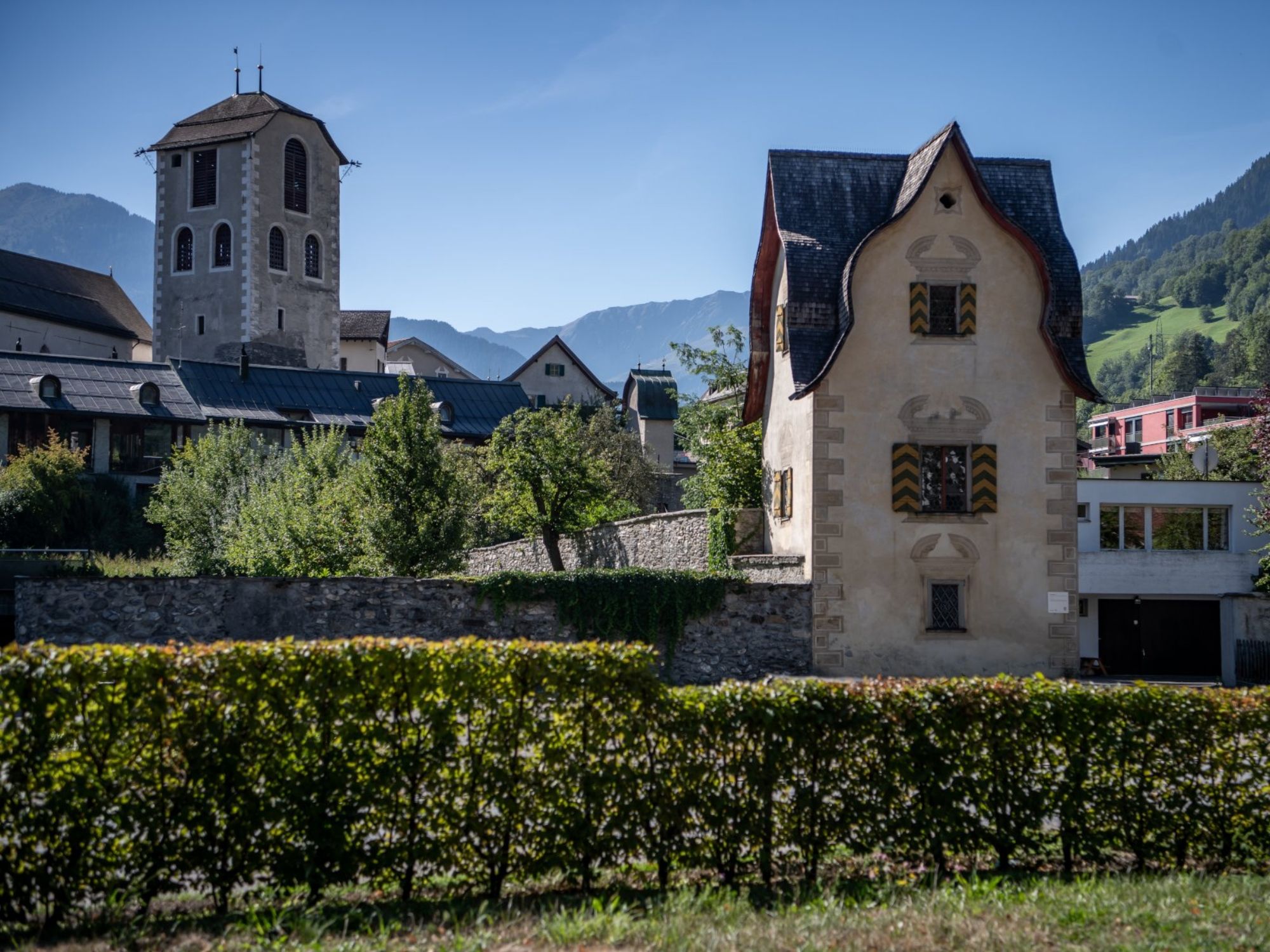 Stadtführung: Entdecke die charmanten historischen Gebäude in Ilanz während einer spannenden Stadtführung.