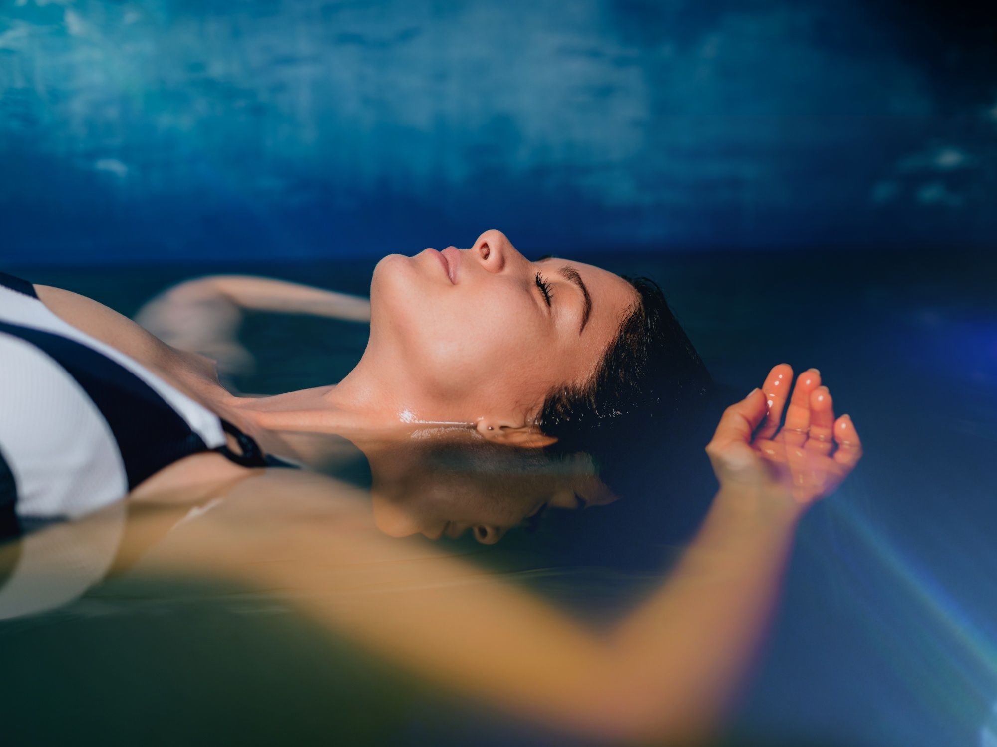 Flooat: ज़्यूरिख़ में पानी पर तैरते हुए शांति का आनंद लें, स्वास्थ्य और आराम के लिए शानदार विकल्प।