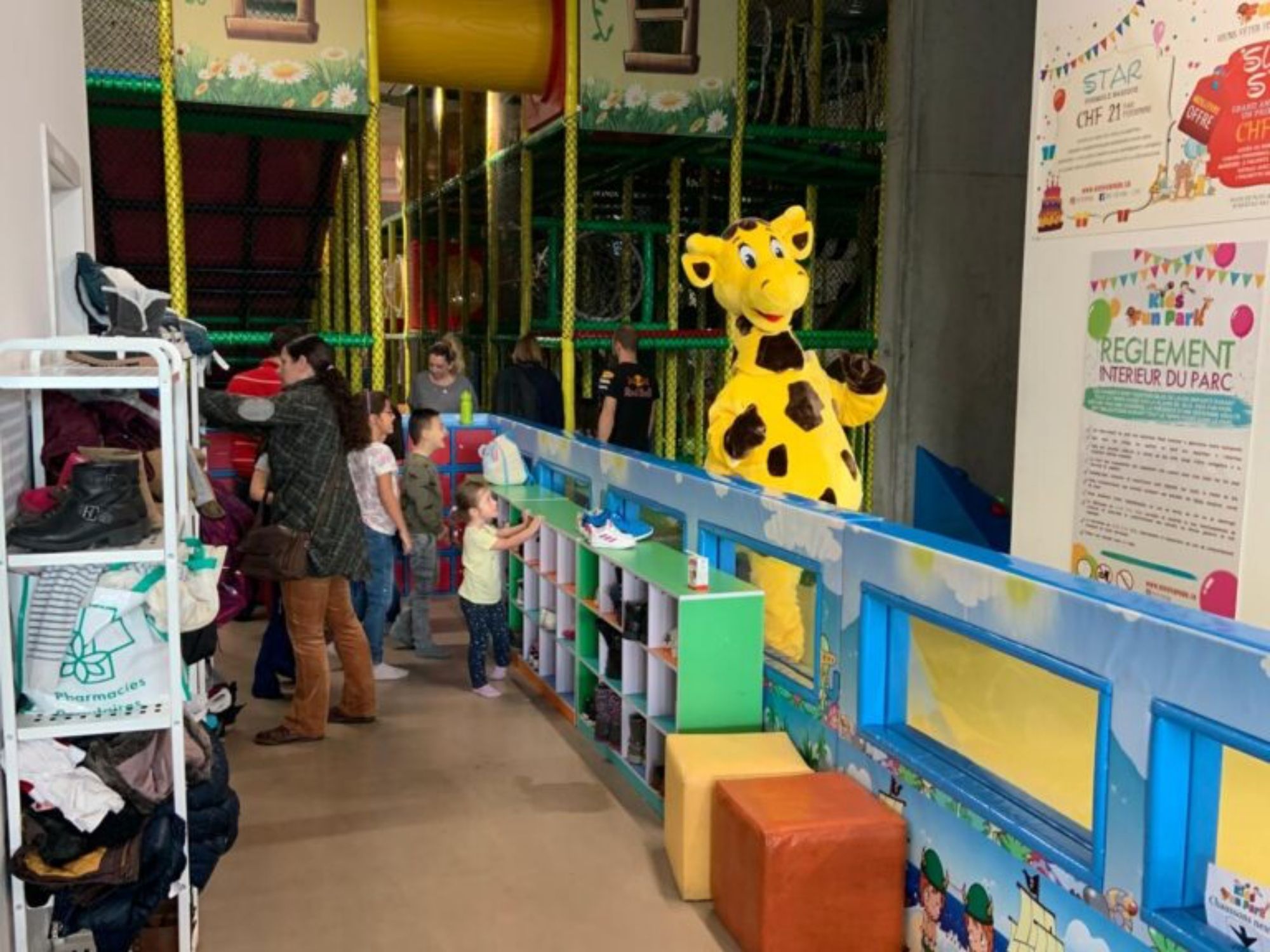 儿童乐园Etoy：与孩子们和五彩缤纷的游乐设备一起的玩乐氛围。