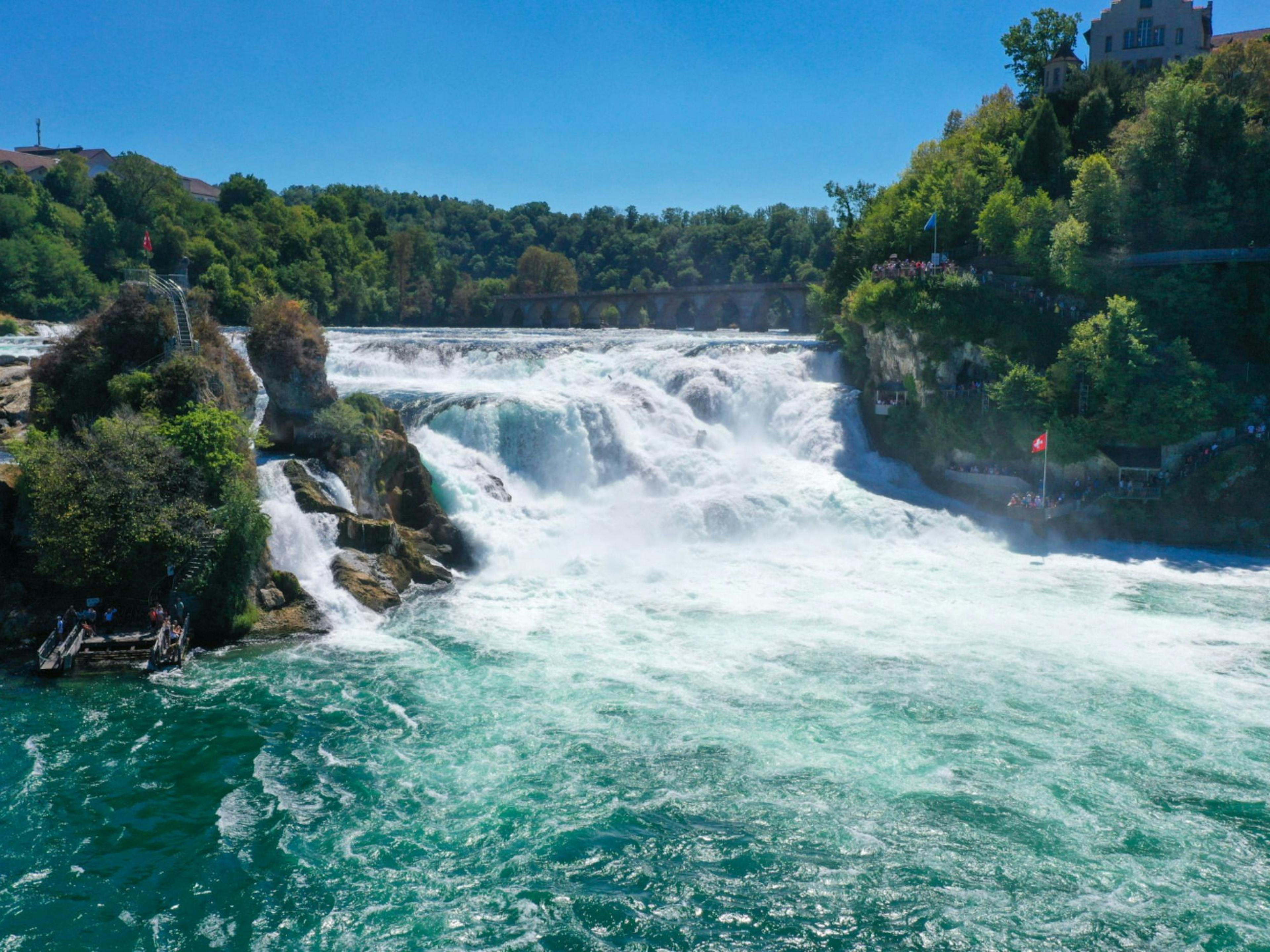 Rheinfall: Beeindruckende Wasserfälle bei Zürich, ideal für Tagesausflüge und Gruppenaktivitäten.