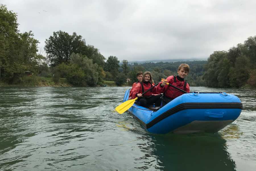 Caiaque com jovens na água, Aargau, 2023