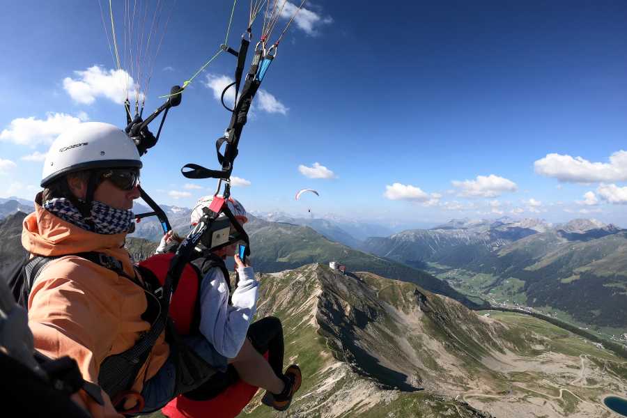 Vuelo térmico: Experimenta el vuelo sobre Klosters, el impresionante paisaje montañoso y el cielo despejado.