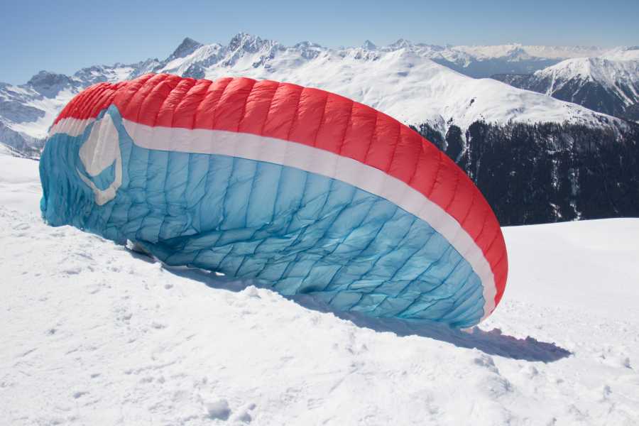 Parapendio a Davos con vista sulla straordinaria catena montuosa svizzera in estate.