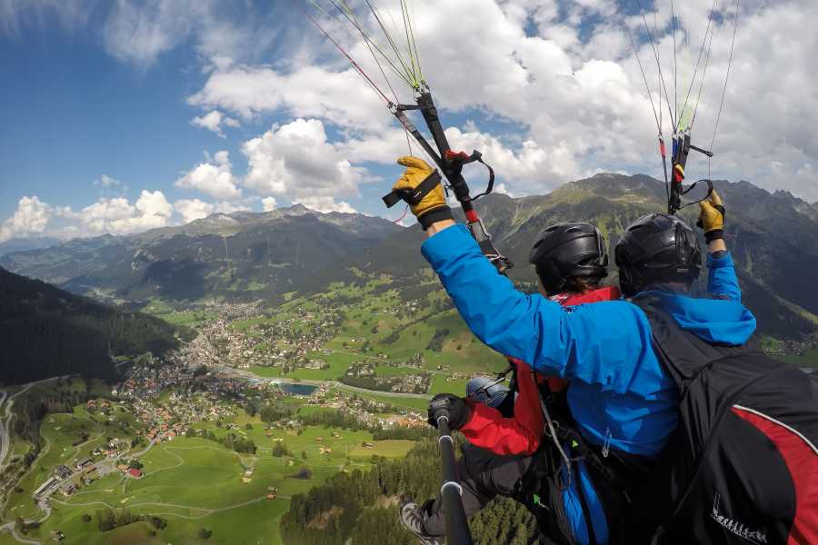 Pure Adrenaline Paragliding: Vivi il parapendio sopra Davos con una vista mozzafiato sulle montagne.