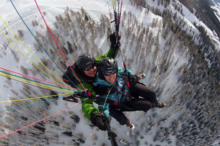 Early Bird Paragliding: Vivi il parapendio a Klosters con una vista mozzafiato sulle montagne.