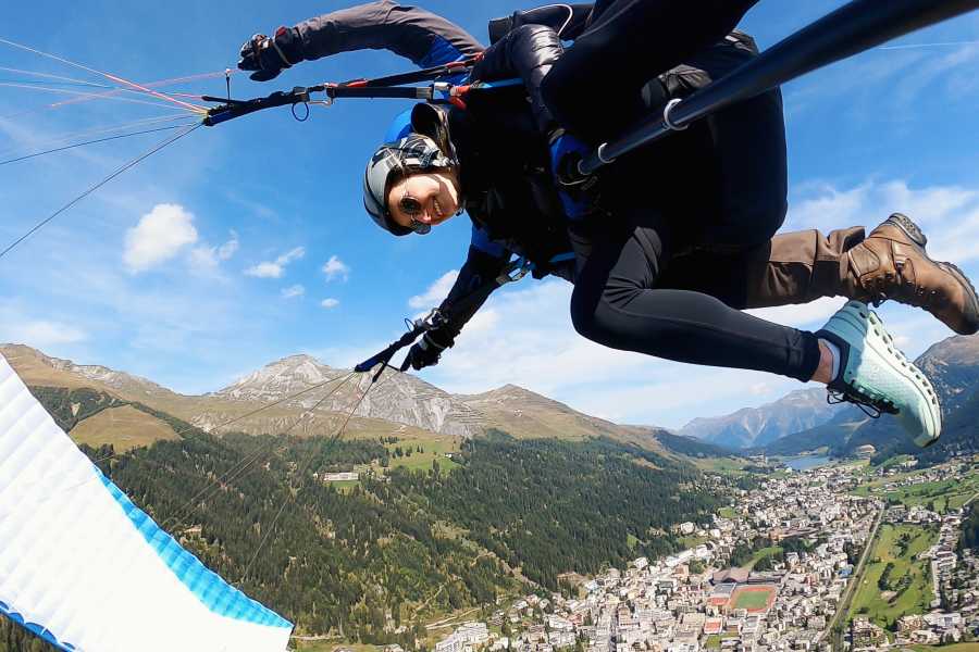 Early Bird Paragliding: Goditi il paragliding a Klosters con una vista da sogno sulle montagne.