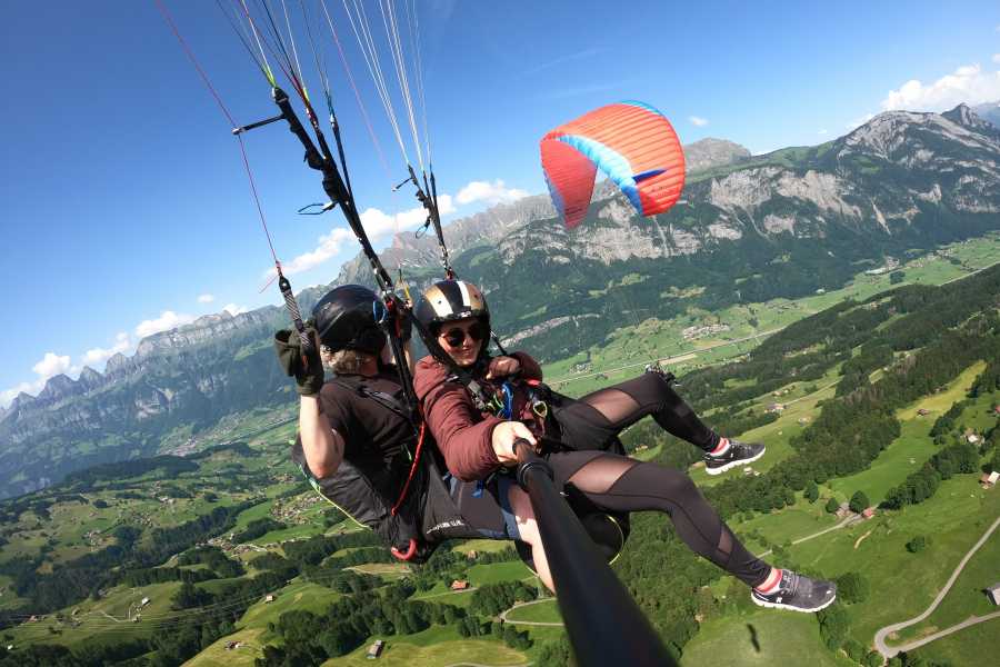 Flums Paragliding: Erlebe einen unvergesslichen Flug über grüne Hügel und Berge.